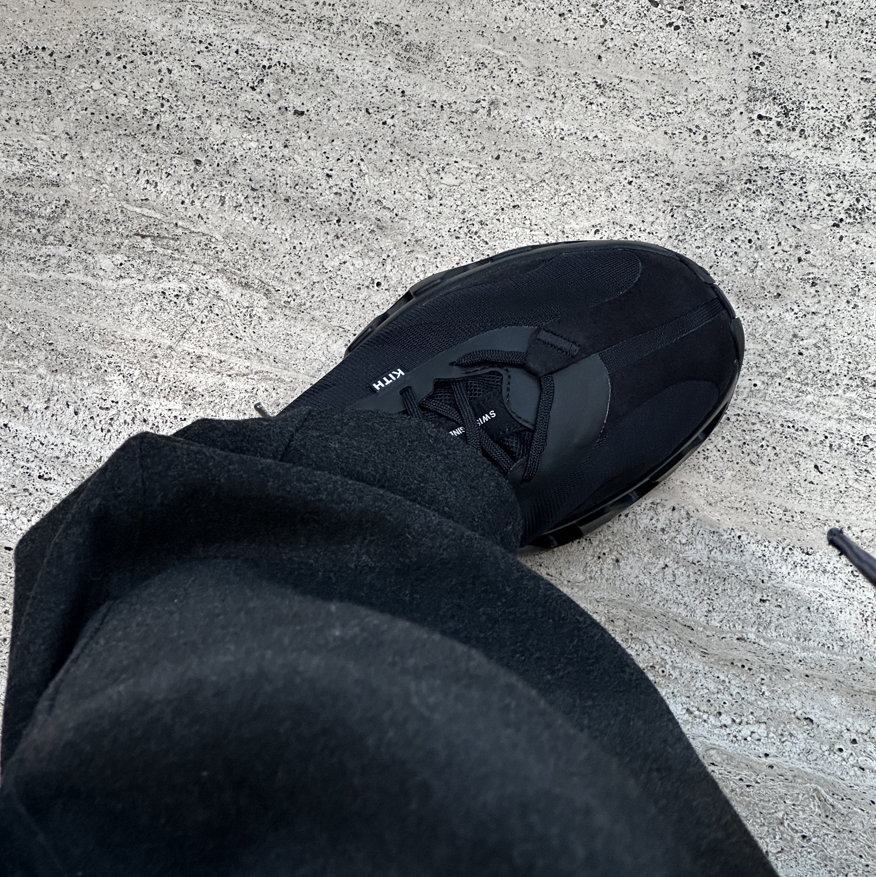 On Running x Kith K-Tech 1 Black 착용 스타일 - 1