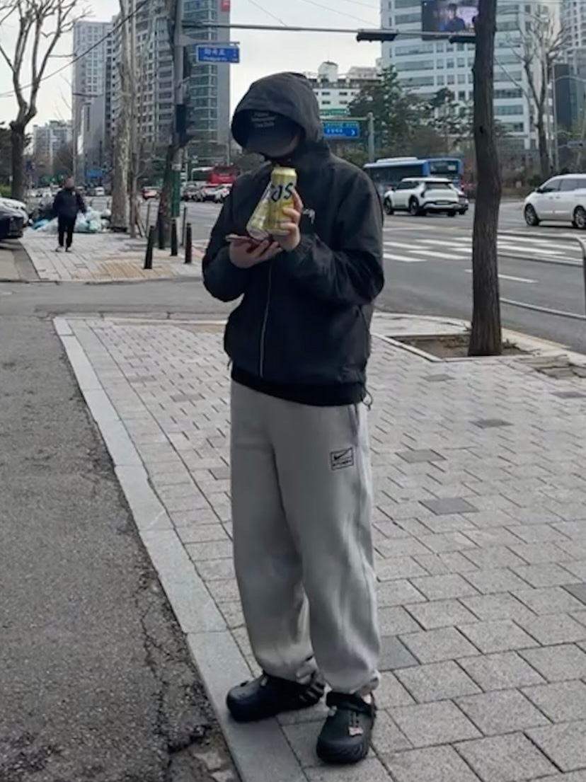 Stussy Wave Dye Beach Shell Jacket Black, Nike x Stussy NRG Fleece Pants Dark Grey Heather (DO9340-063) 착용 스타일