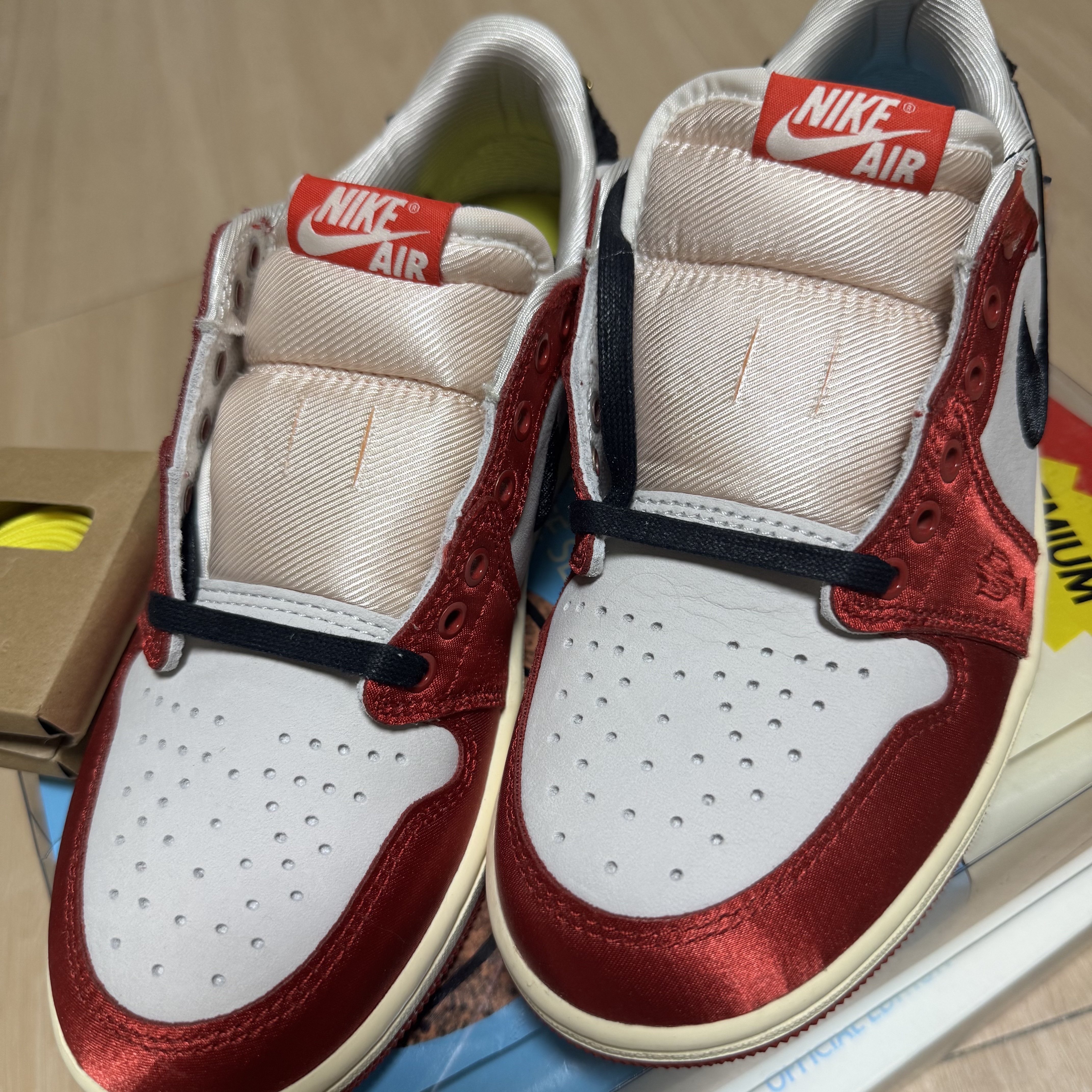 Jordan 1 x Trophy Room Retro Low OG SP Sail Varsity Red 착용 스타일 - 1