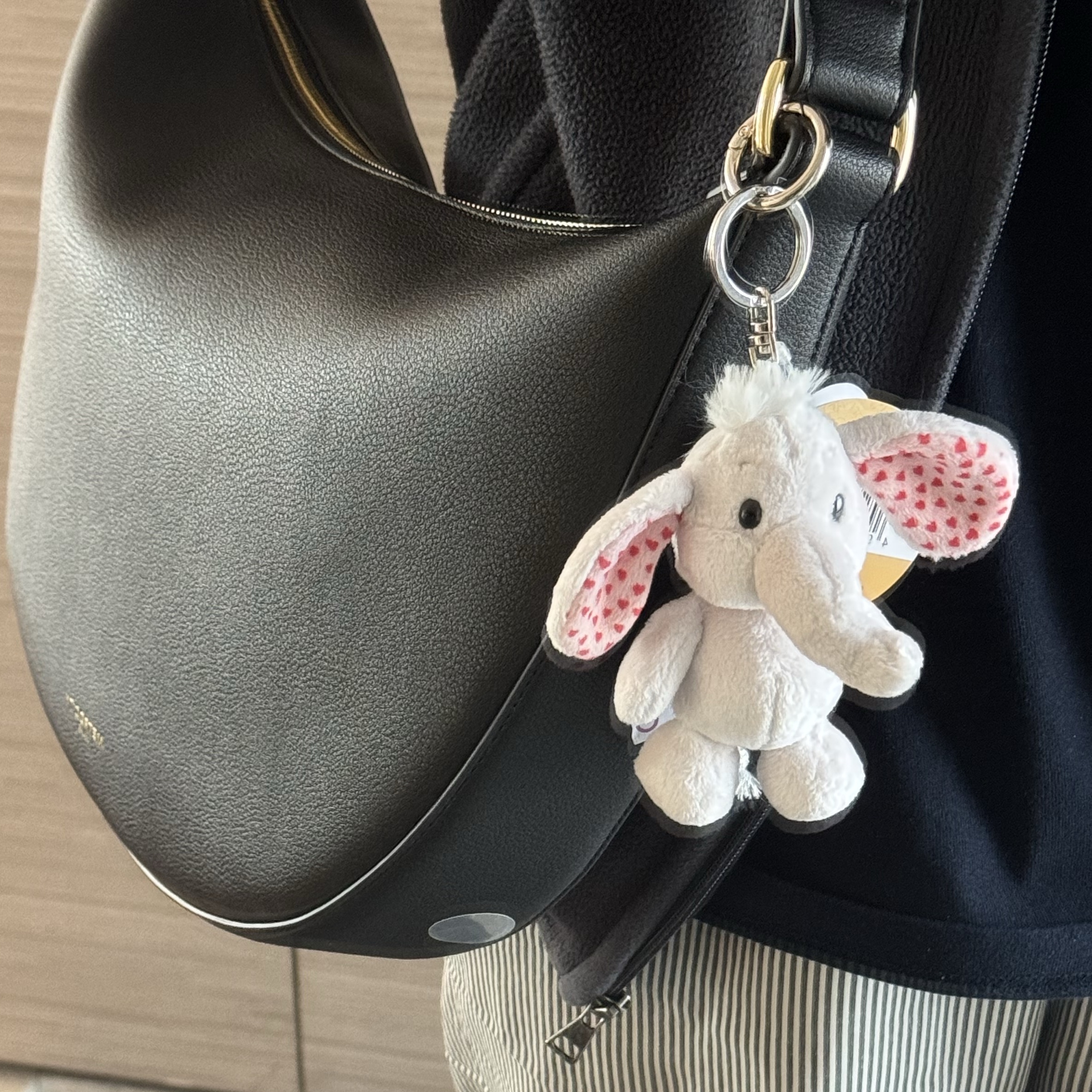 [KREAM 단독] NICI Keyholder Love elephant light grey 10cm GREEN 착용 스타일 - 2
