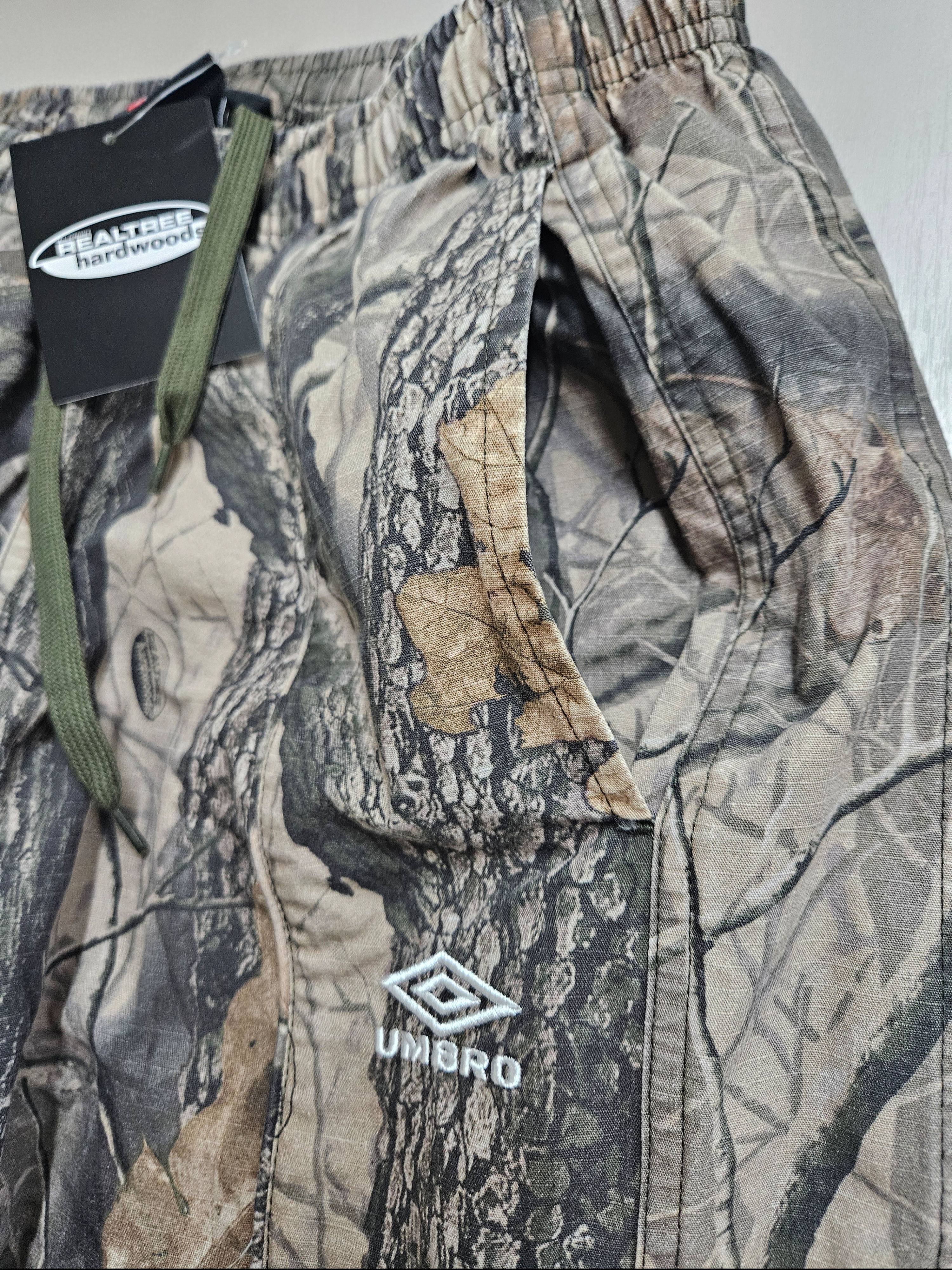 Supreme x Umbro Cotton Ripstop Track Pant Realtree Hardwoods Camo - 26SS 착용 스타일 - 3