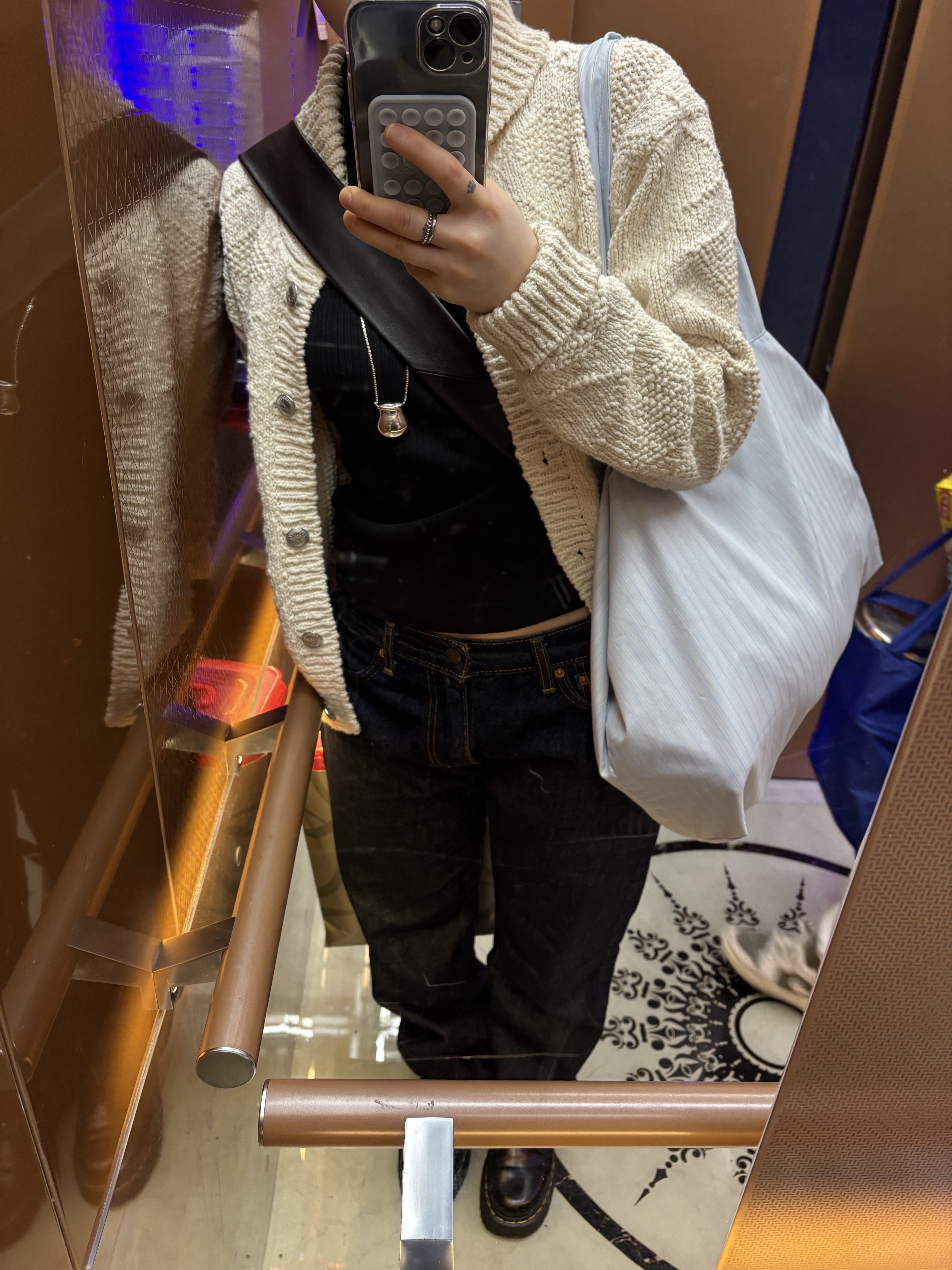 Lemaire Medium Croissant Bag Soft Nappa Leather Dark Chocolate, Sony WH-1000XM5 Silver (Korean Ver.) 착용 스타일 - 1