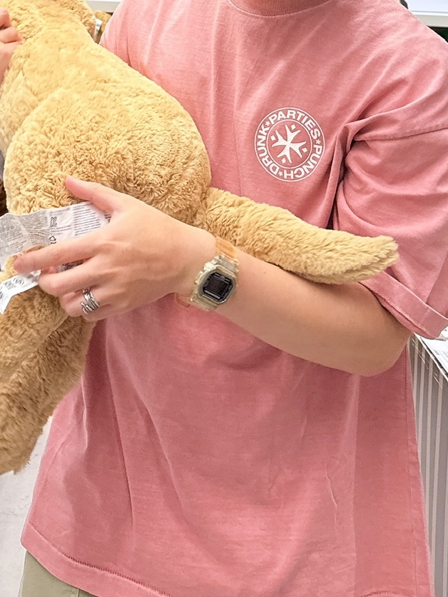 Punch Drunk Parties Circle Logo Garment Dyed Tee Indi Pink, Adidas Yeezy Foam RNNR Sand 착용 스타일 - 3