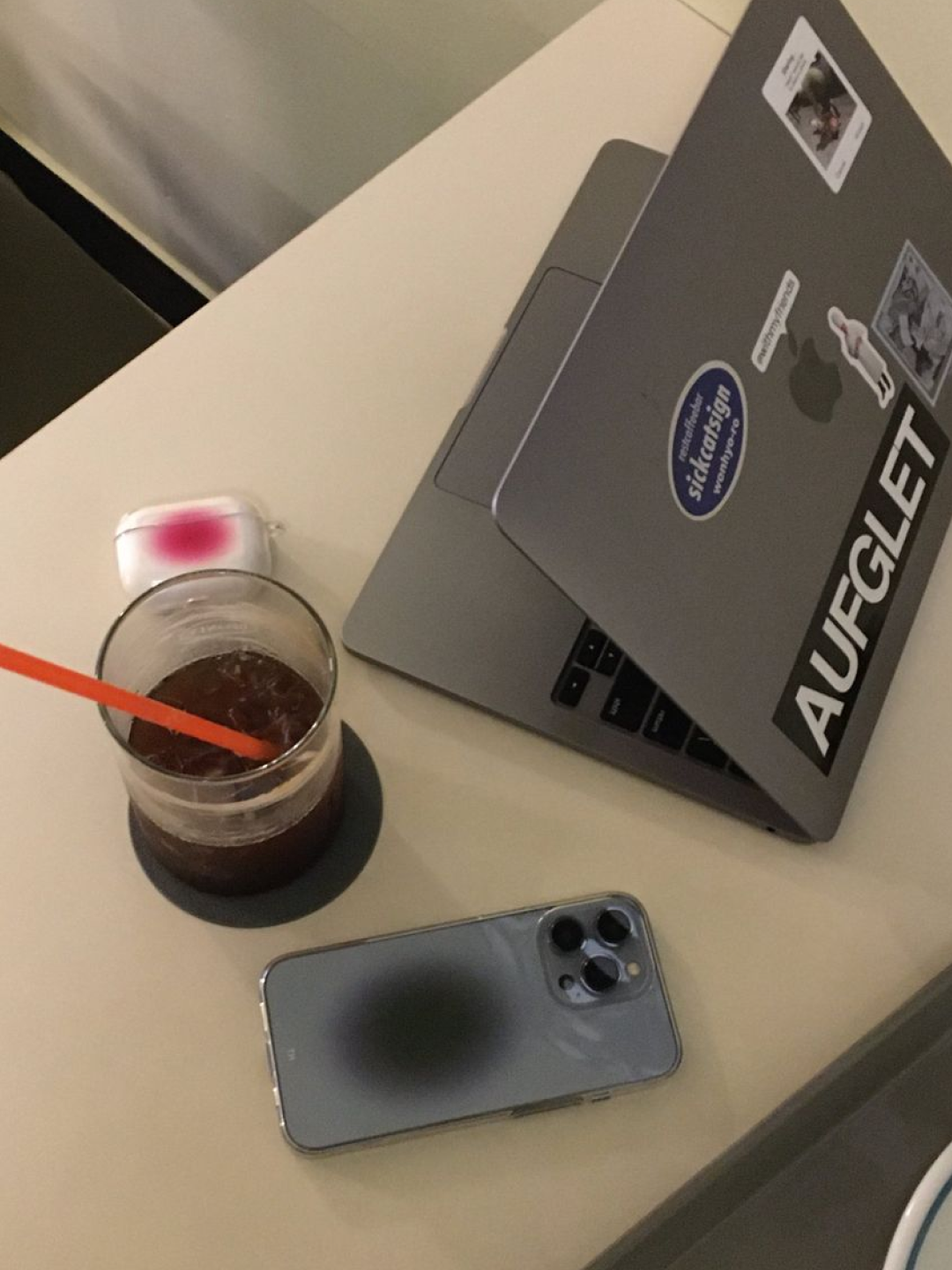 Apple 2026 MacBook Neo A18 Pro 512GB SSD / 8GB RAM Blush (Korean Ver.), Apple 2026 MacBook Neo A18 Pro 512GB SSD / 8GB RAM Silver (Korean Ver.) 착용 스타일 - 5