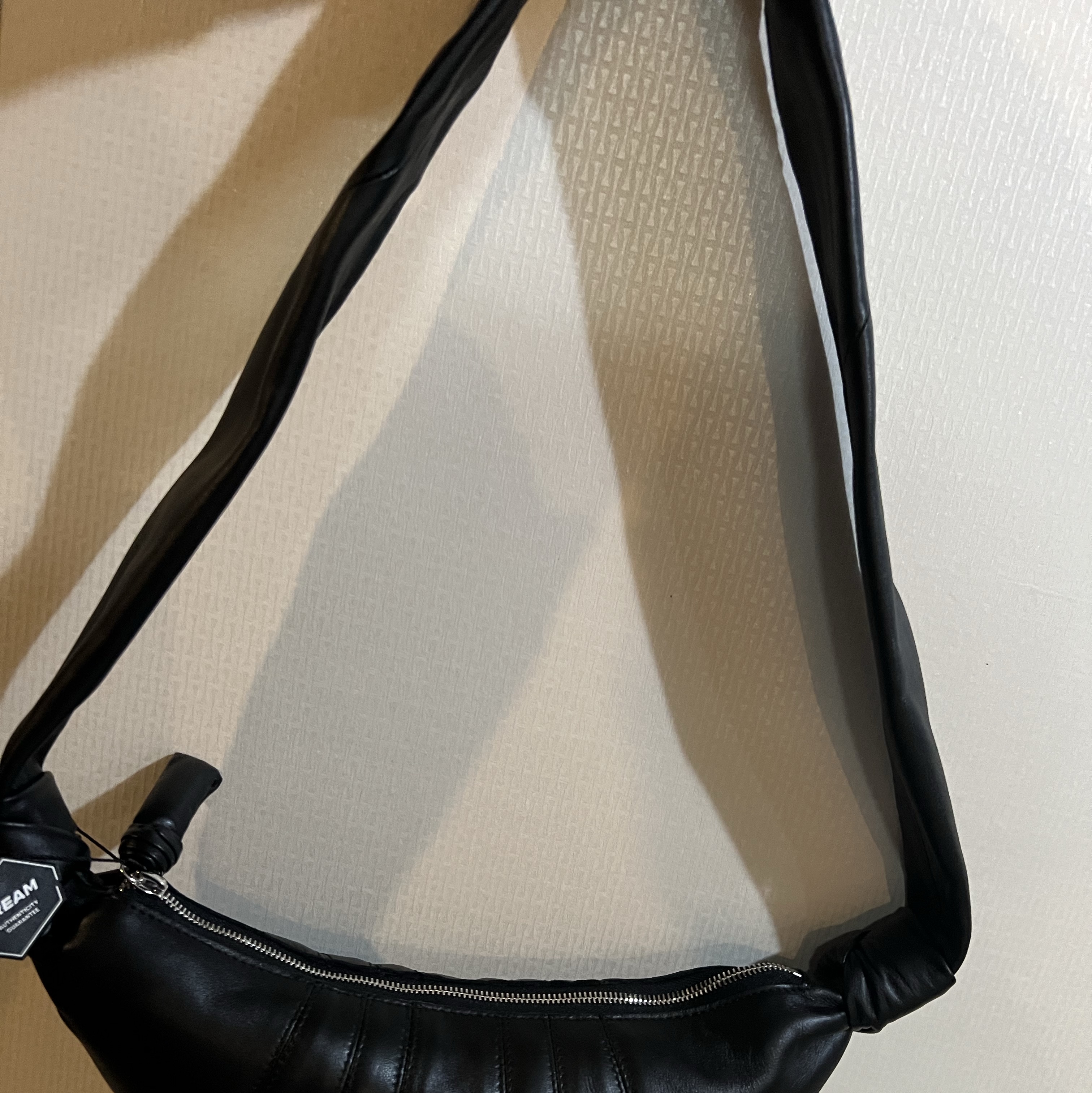Lemaire Small Croissant Bag Soft Nappa Leather Black 착용 스타일 - 2