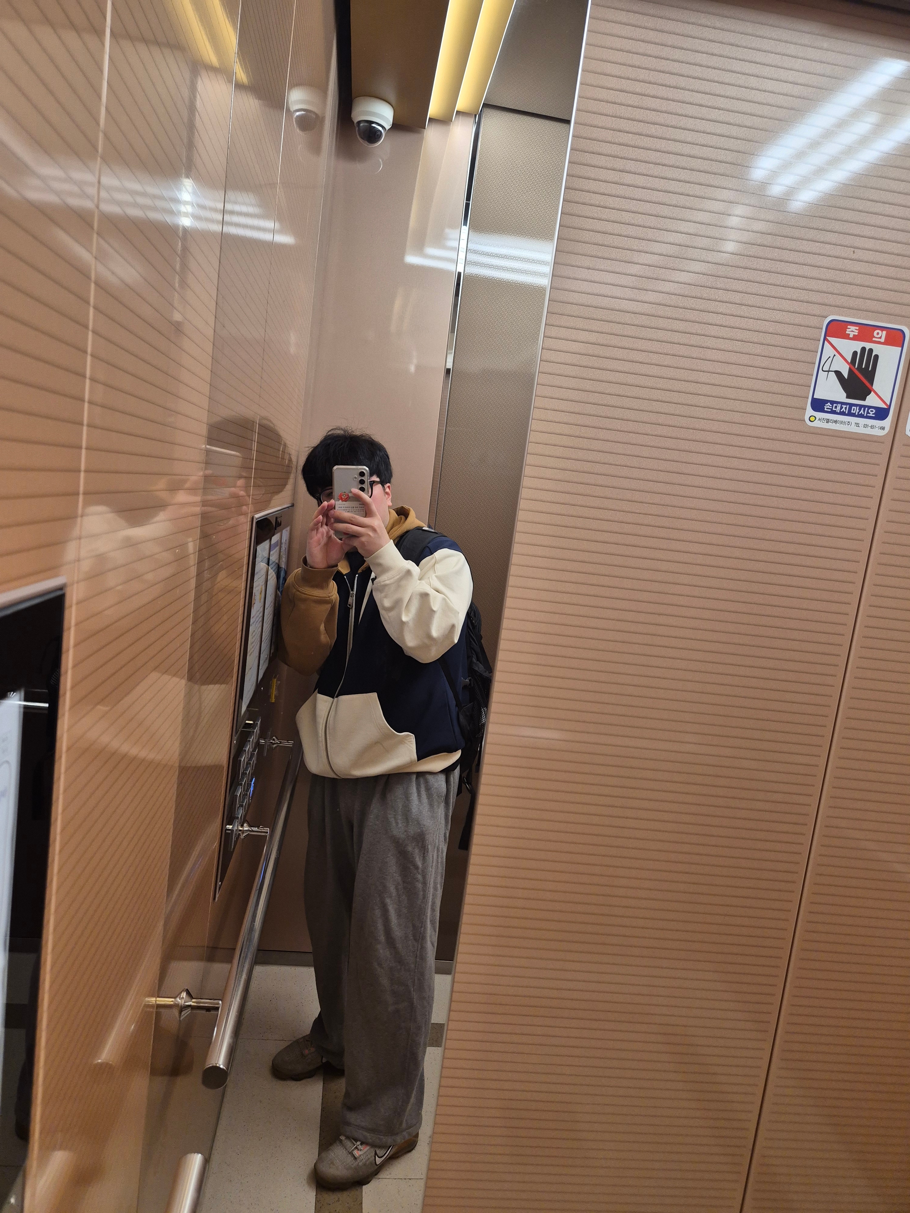 Nike Air VaporMax 2021 Flyknit Grey Fog Bright Mango, Ader Error Sig; TRS Tag Hoodie Zip-Up 02 Dark Navy 착용 스타일