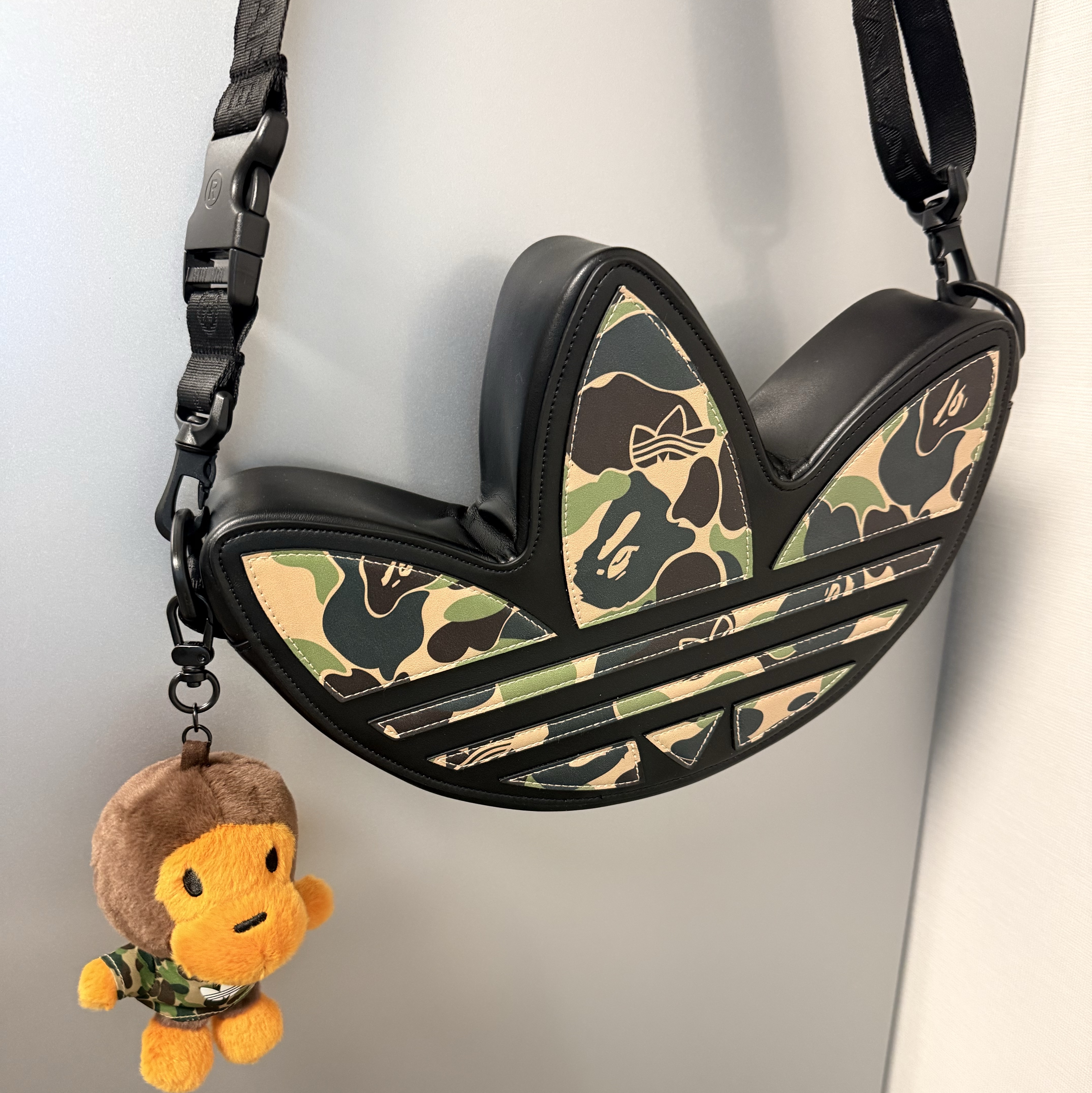 Adidas x BAPE Trefoil Shoulder Bag Black 착용 스타일