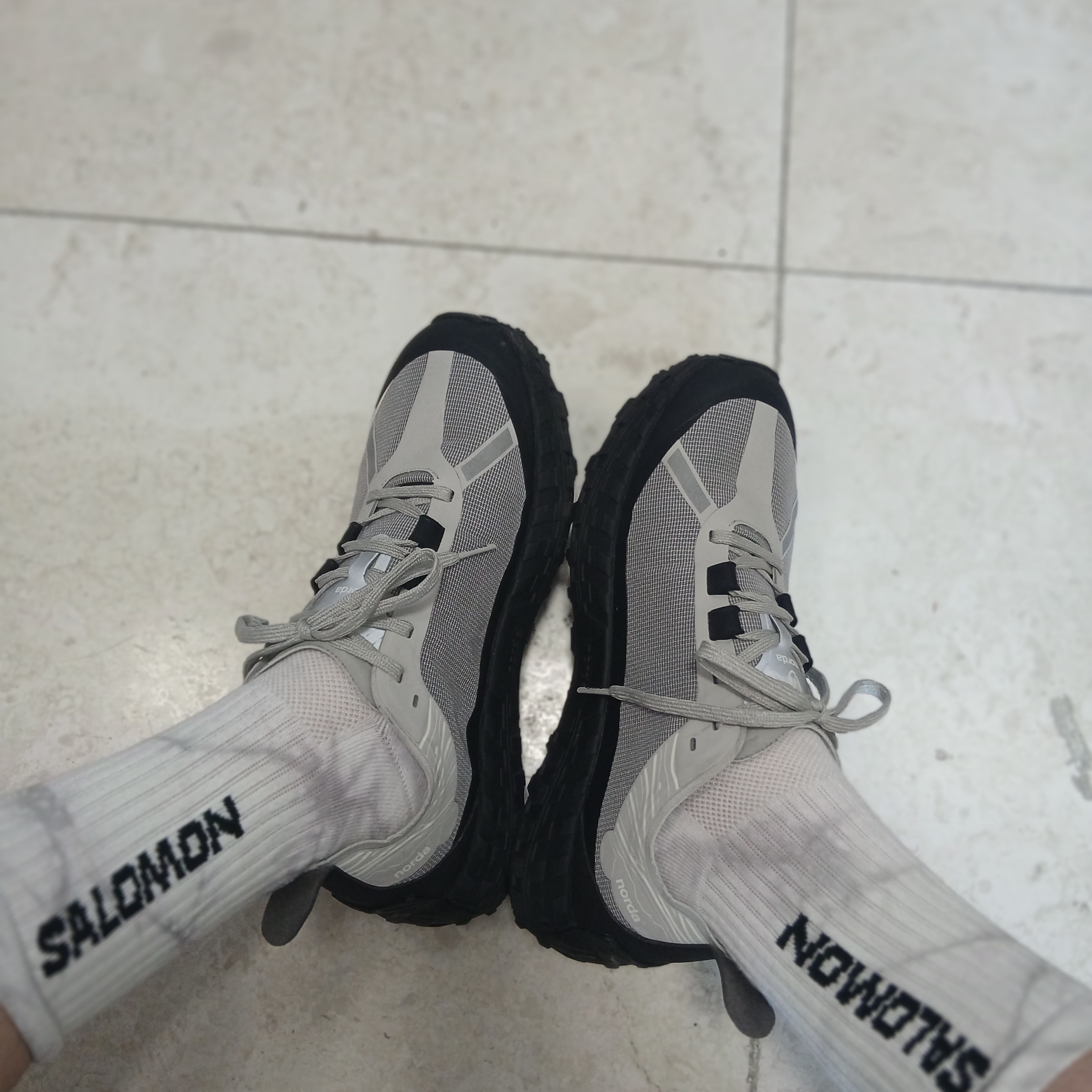 Norda 001A Pewter, Salomon Everyday Crew Socks White (3 Pack) 착용 스타일 - 1