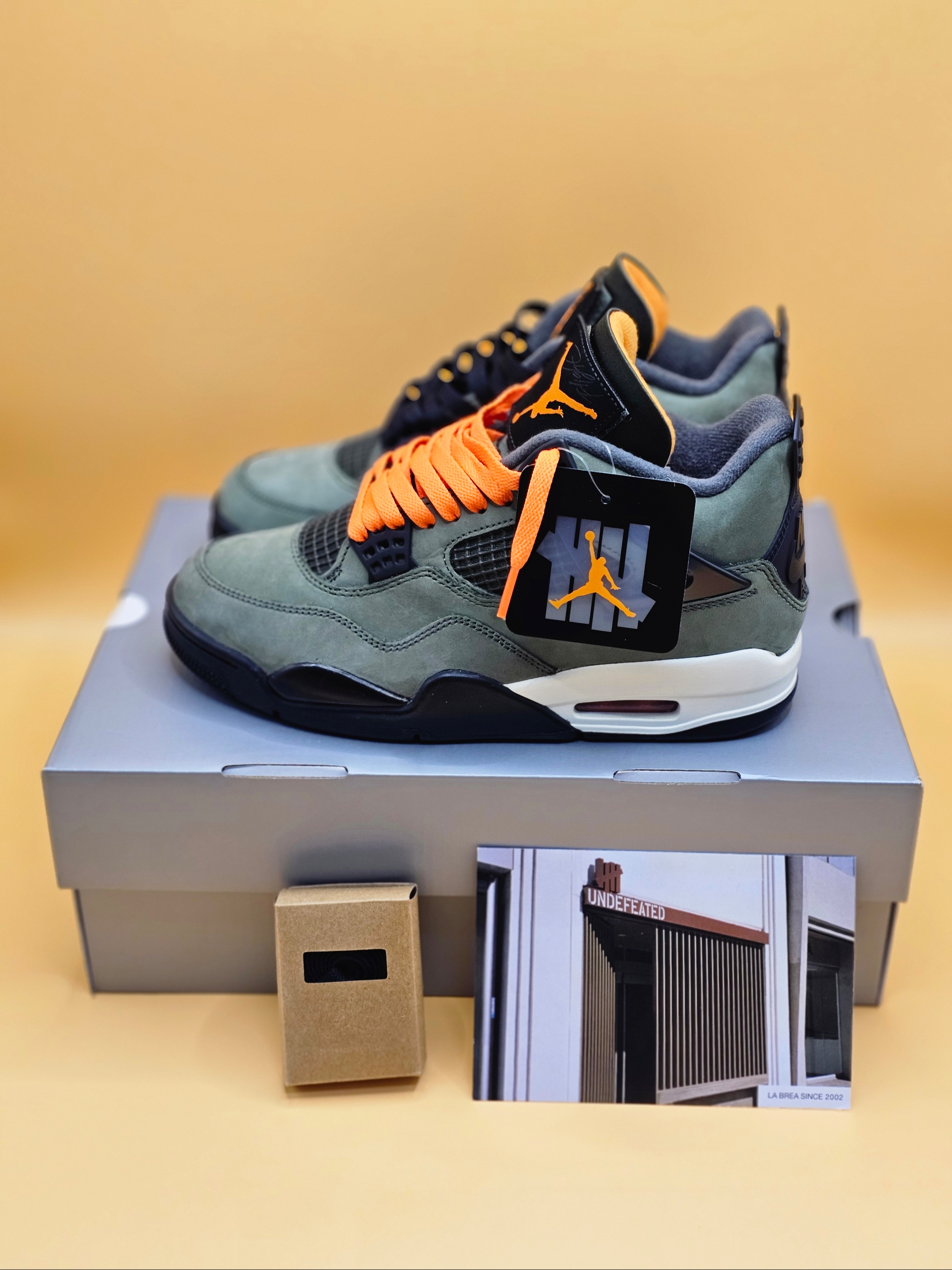 Jordan 4 x Undefeated Retro OG SP Deep Green and Clementine 착용 스타일 - 1