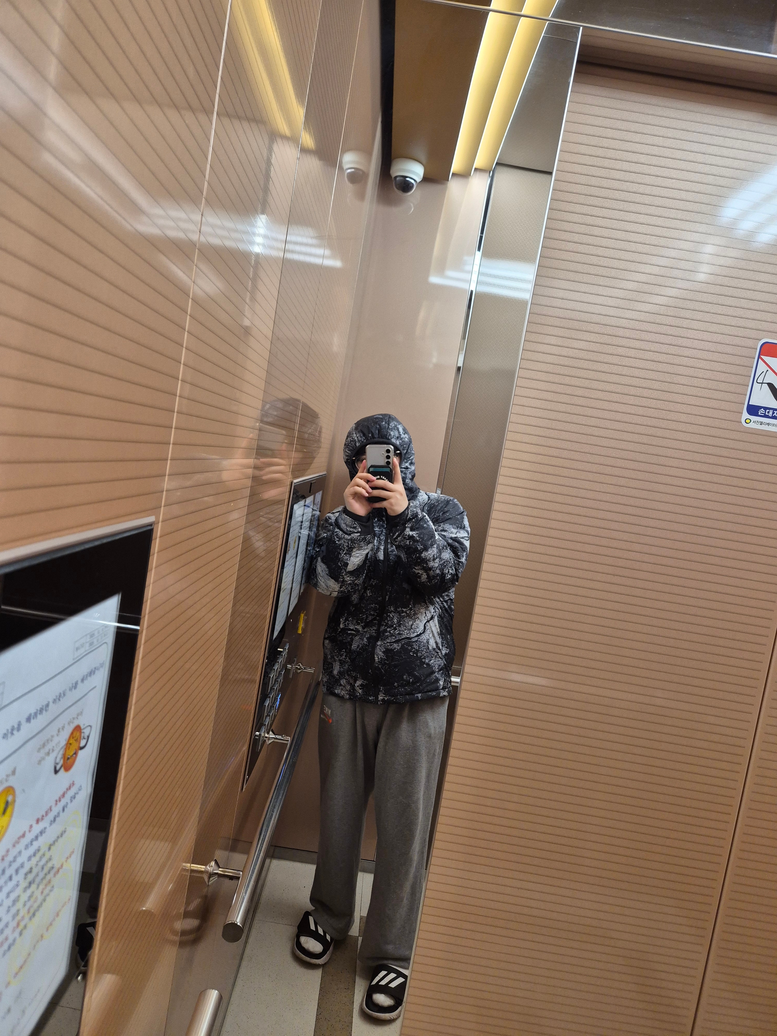 Adidas Alphabounce Slide Cloud White Core Black, Nike ACG Therma-Fit ADV Rope De Dope Allover Print Jacket Anthracite 착용 스타일