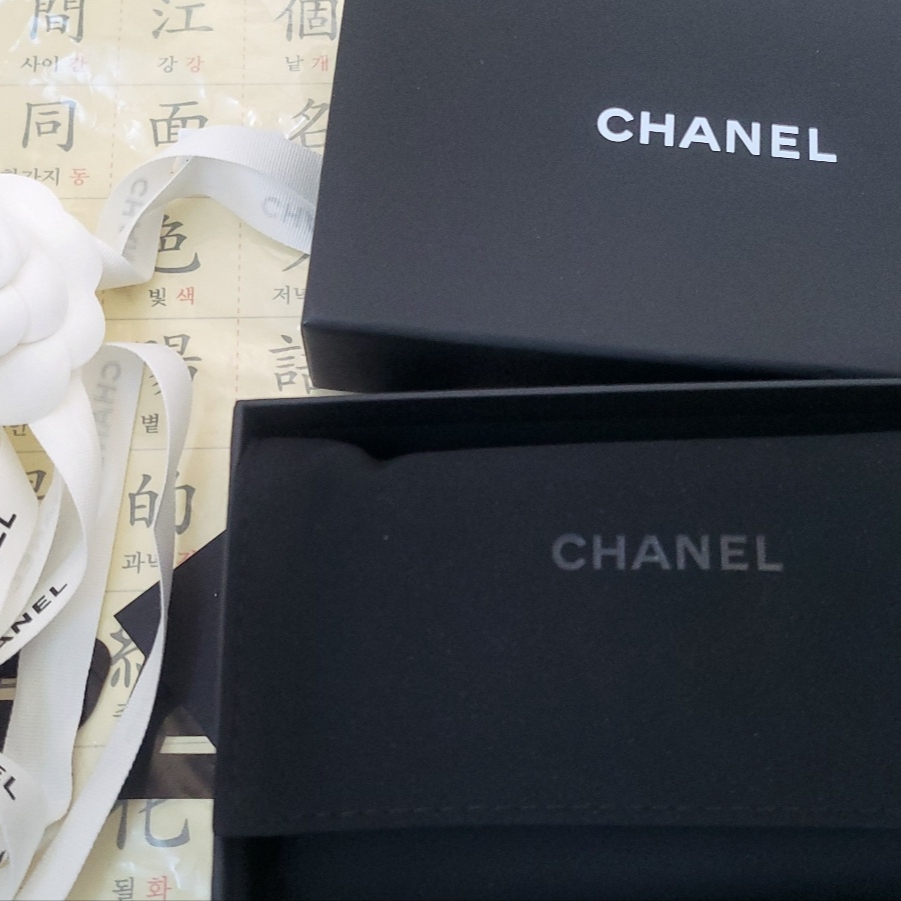 Chanel Classic Card Holder Grained Calfskin & Gold Black 착용 스타일 - 2