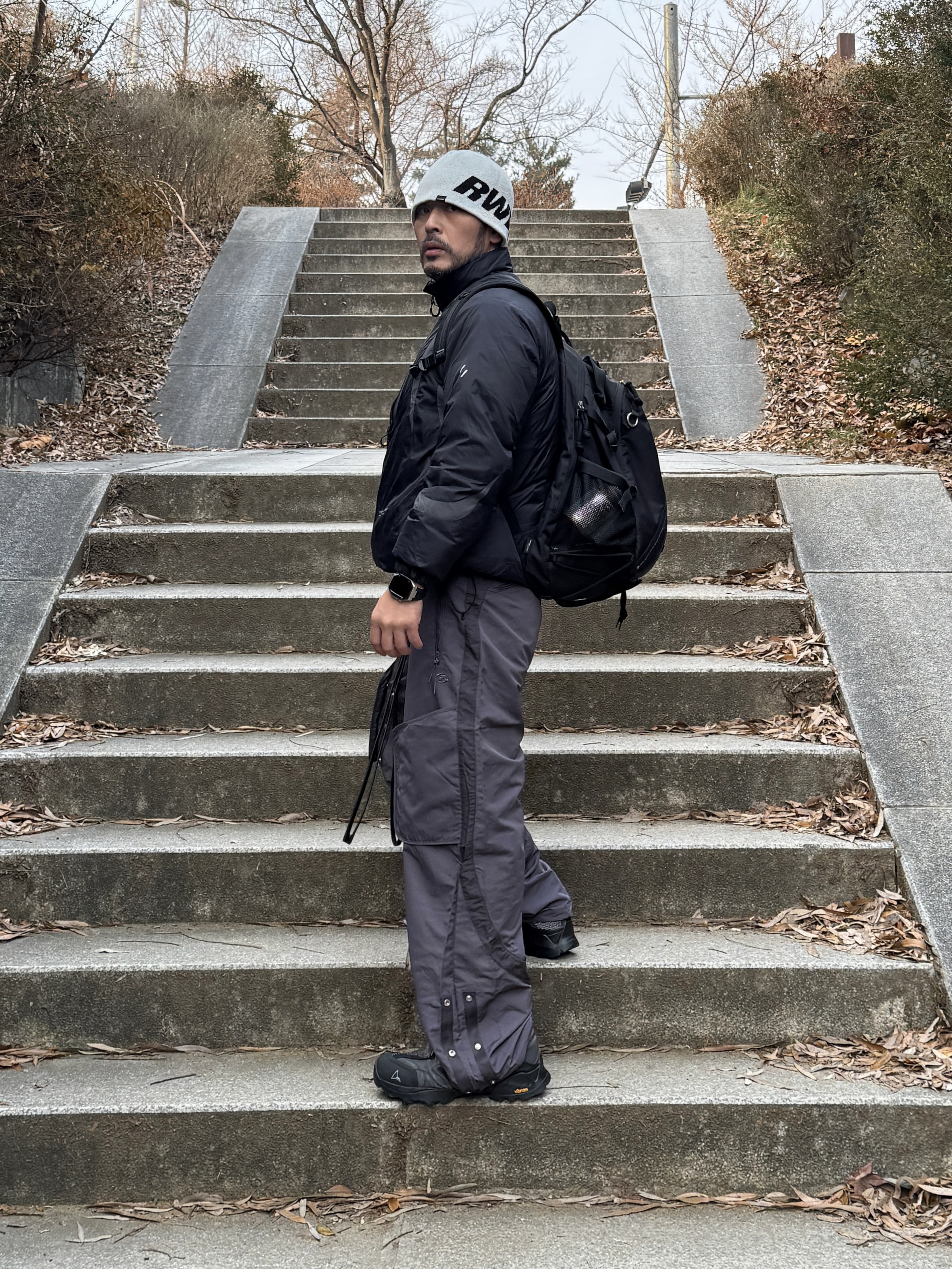 [KREAM 단독] runwhither Beanie White, Roa Hiking Minaar Black 착용 스타일 - 1