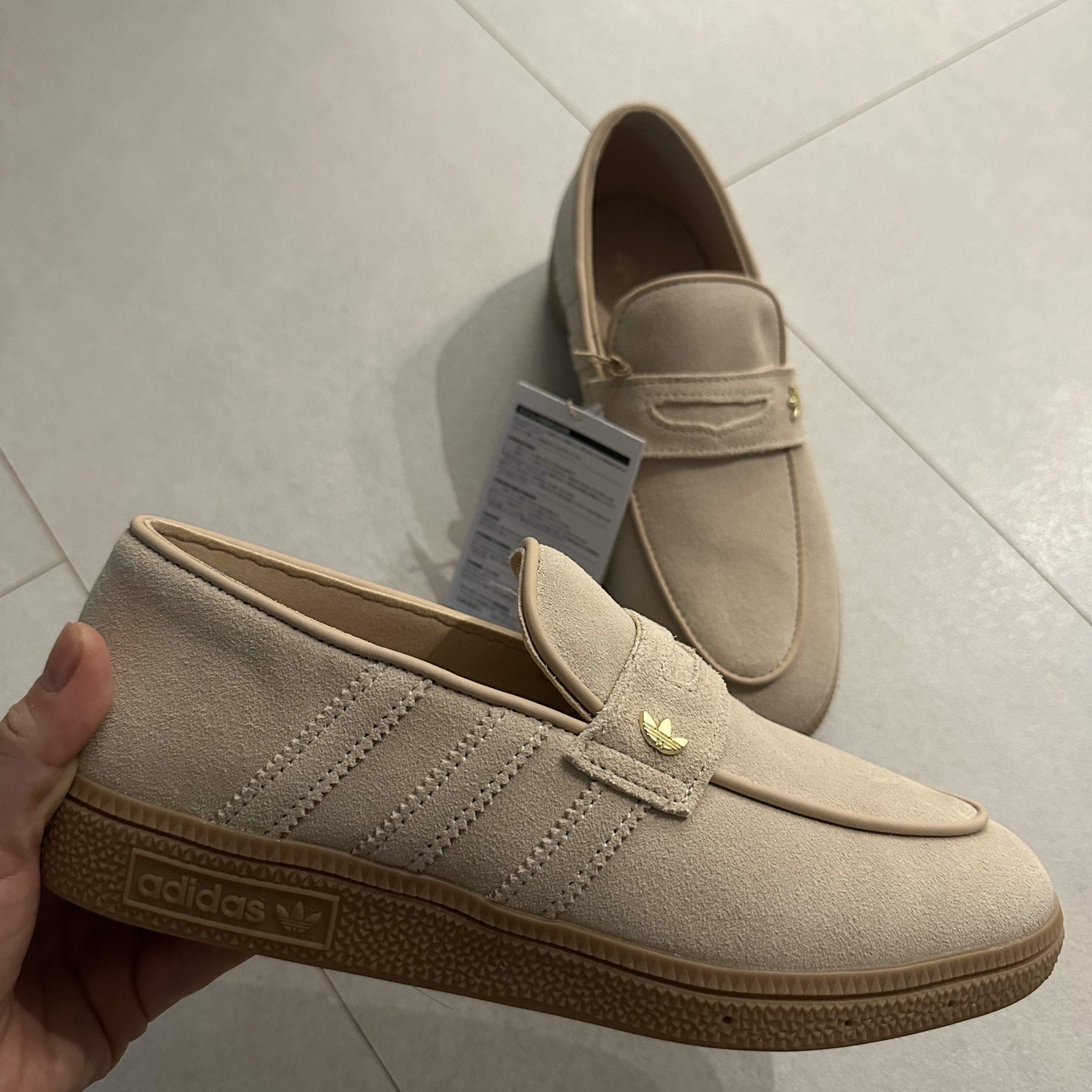(W) Adidas Handball Spezial Loafers Magic Beige Gum 착용 스타일