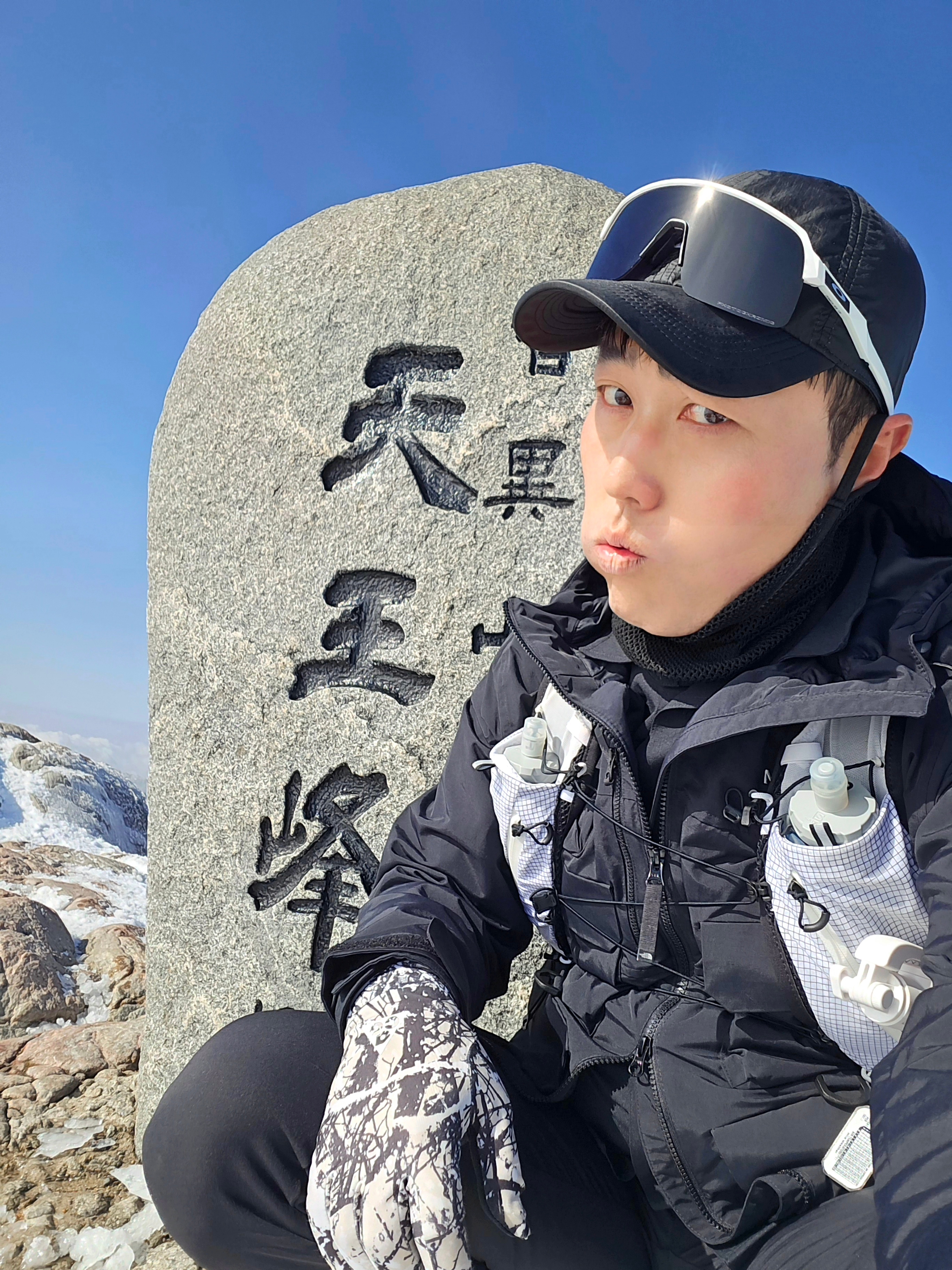 Nike ACG Trail Cap Black, Nike ACG Dri-Fit Lightweight Gloves Light Orewood Brown Black 착용 스타일