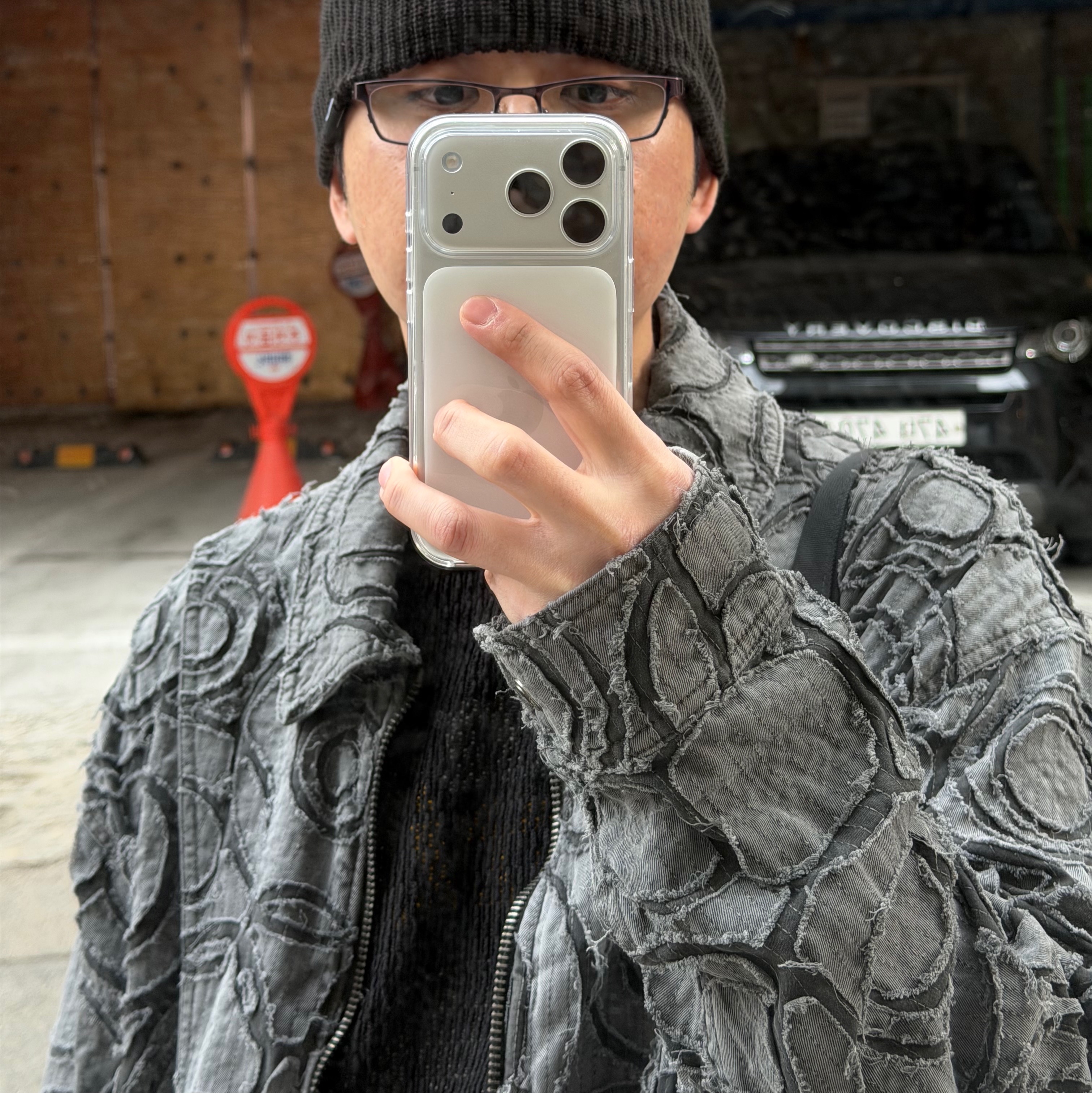 Apple iPhone 17 Pro Max 256GB Silver, Oakley Session Beanie Blackout 착용 스타일 - 1