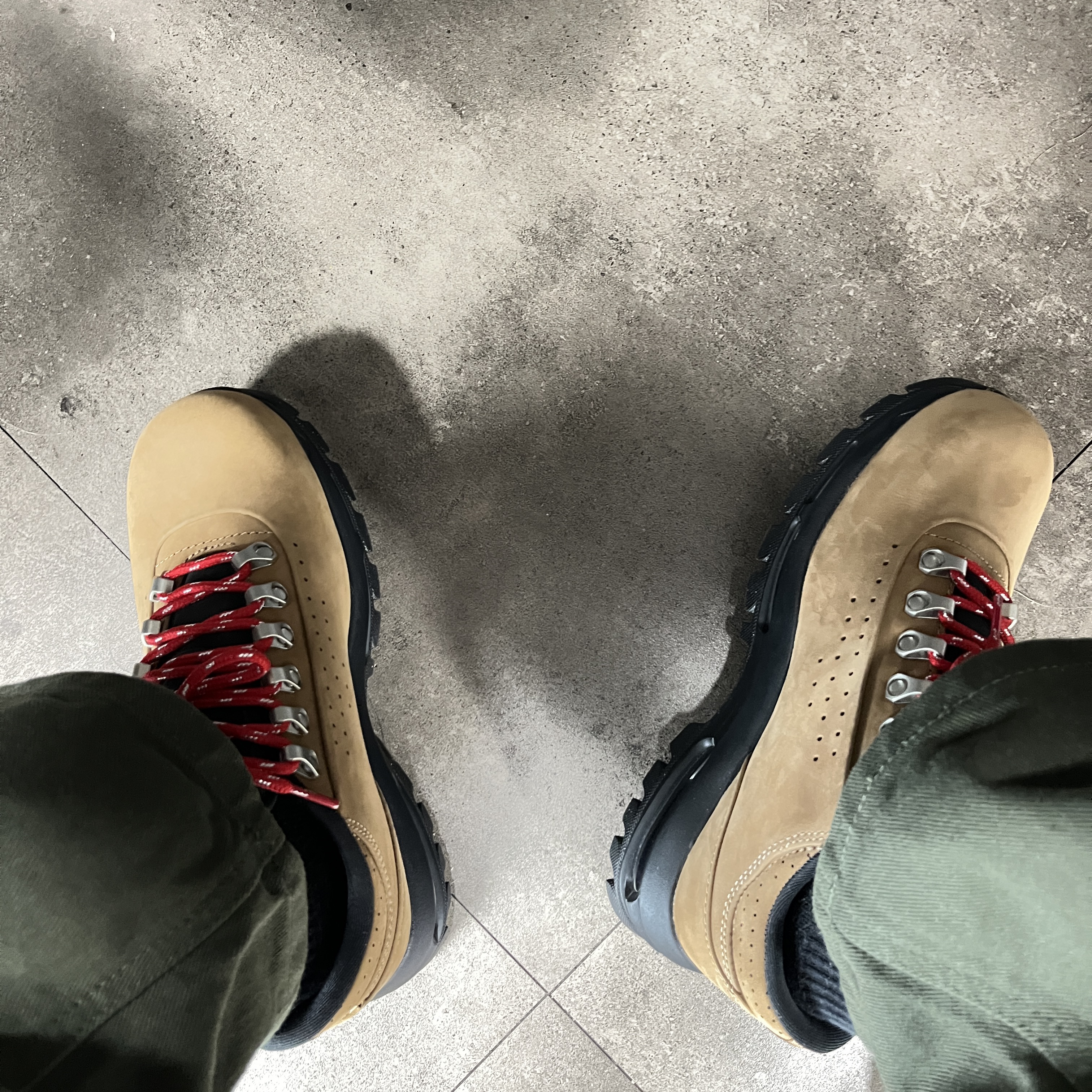 Nike Air Max Goadome Low Taupe Black 착용 스타일 - 2