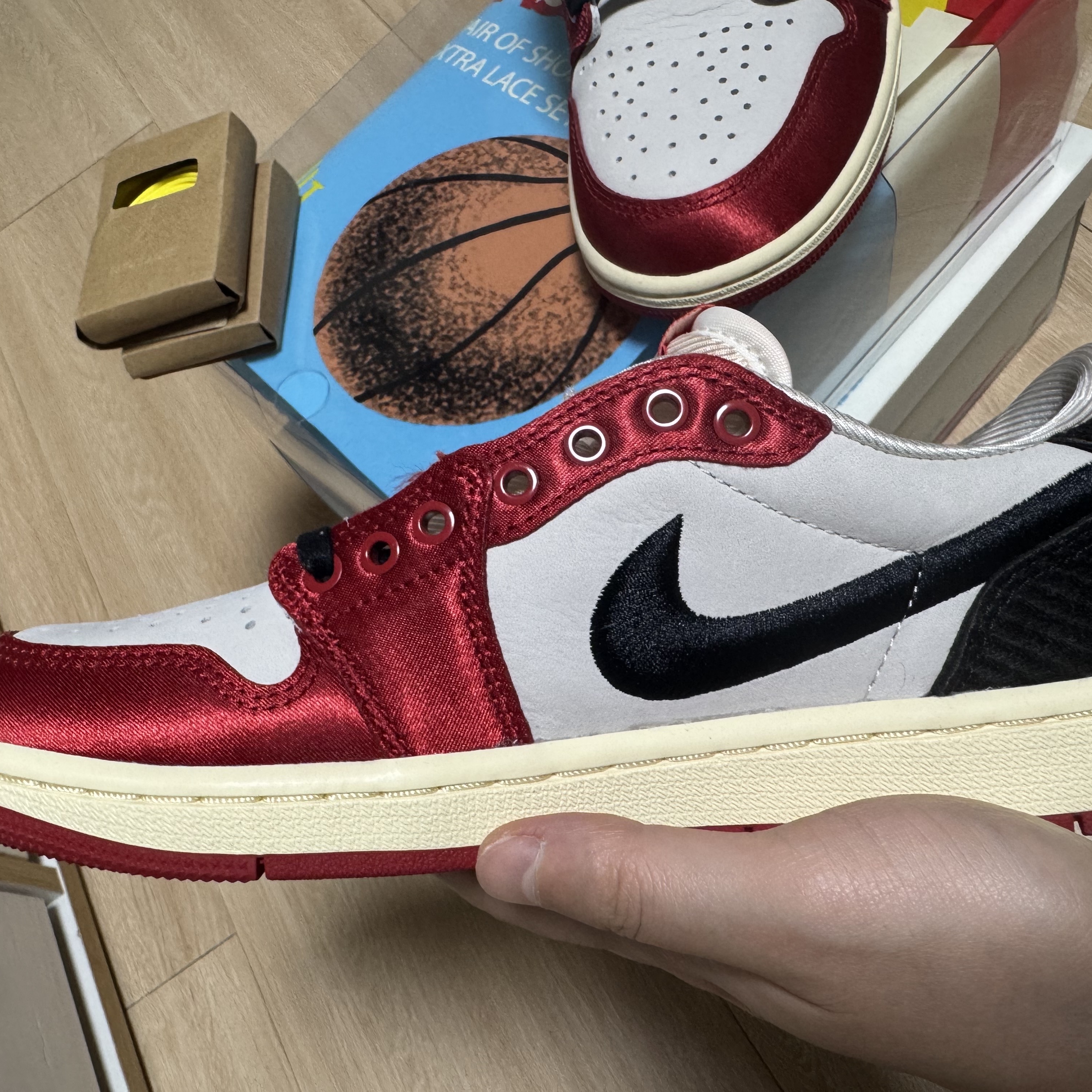 Jordan 1 x Trophy Room Retro Low OG SP Sail Varsity Red 착용 스타일 - 3