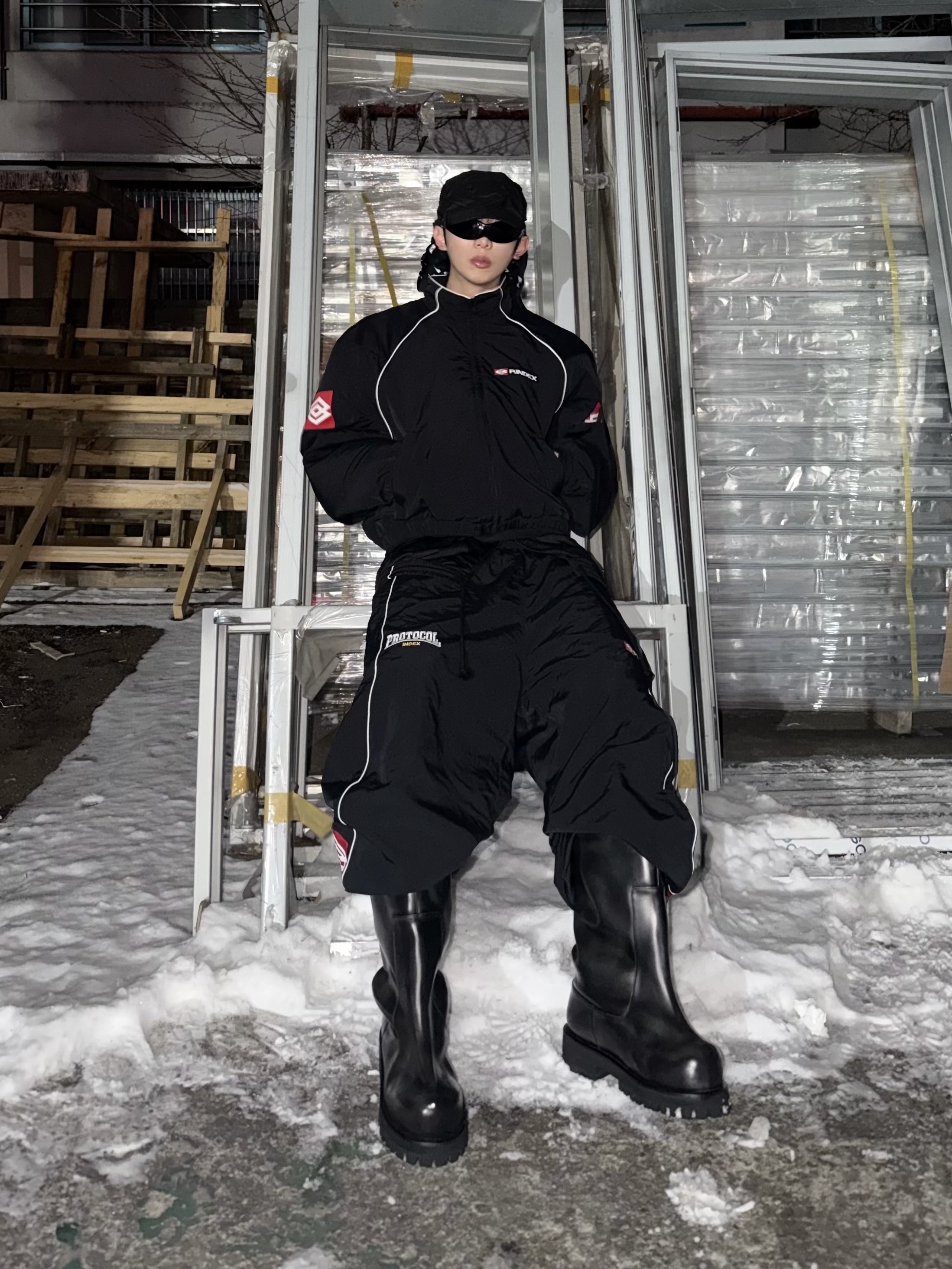 Protocol Index Exaggerated Shoulder Air Jacket Black, Protocol Index Folded Waist Track Pants Black 착용 스타일 - 3