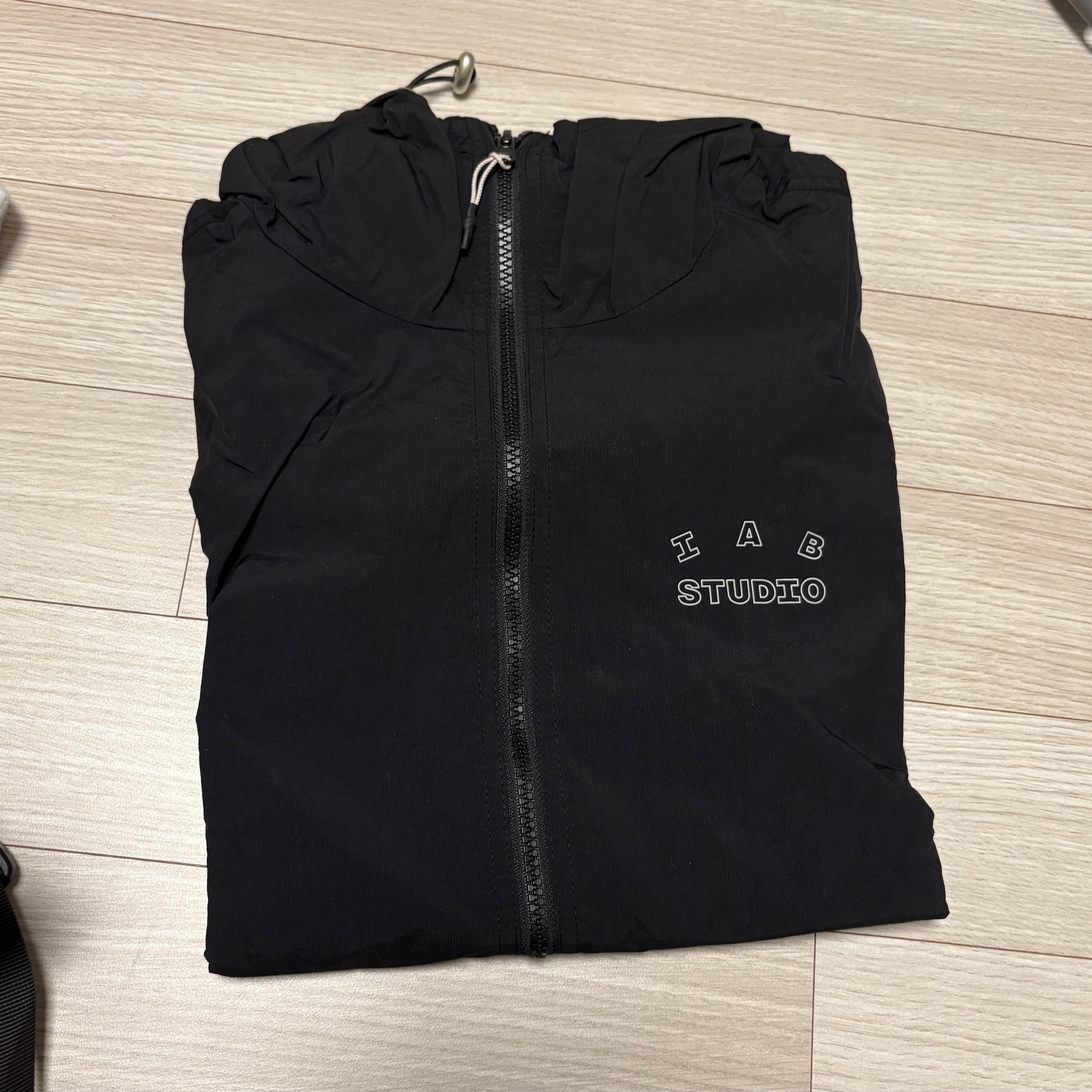 IAB Studio Wind Jacket Pack Black Silver 착용 스타일