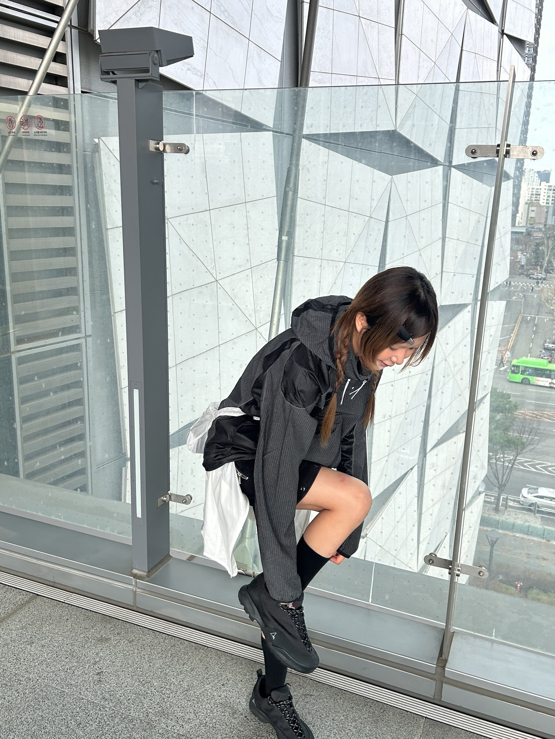 ROA Numb Pinstriped Hooded Wind Jacket Black - 26SS 착용 스타일 - 1