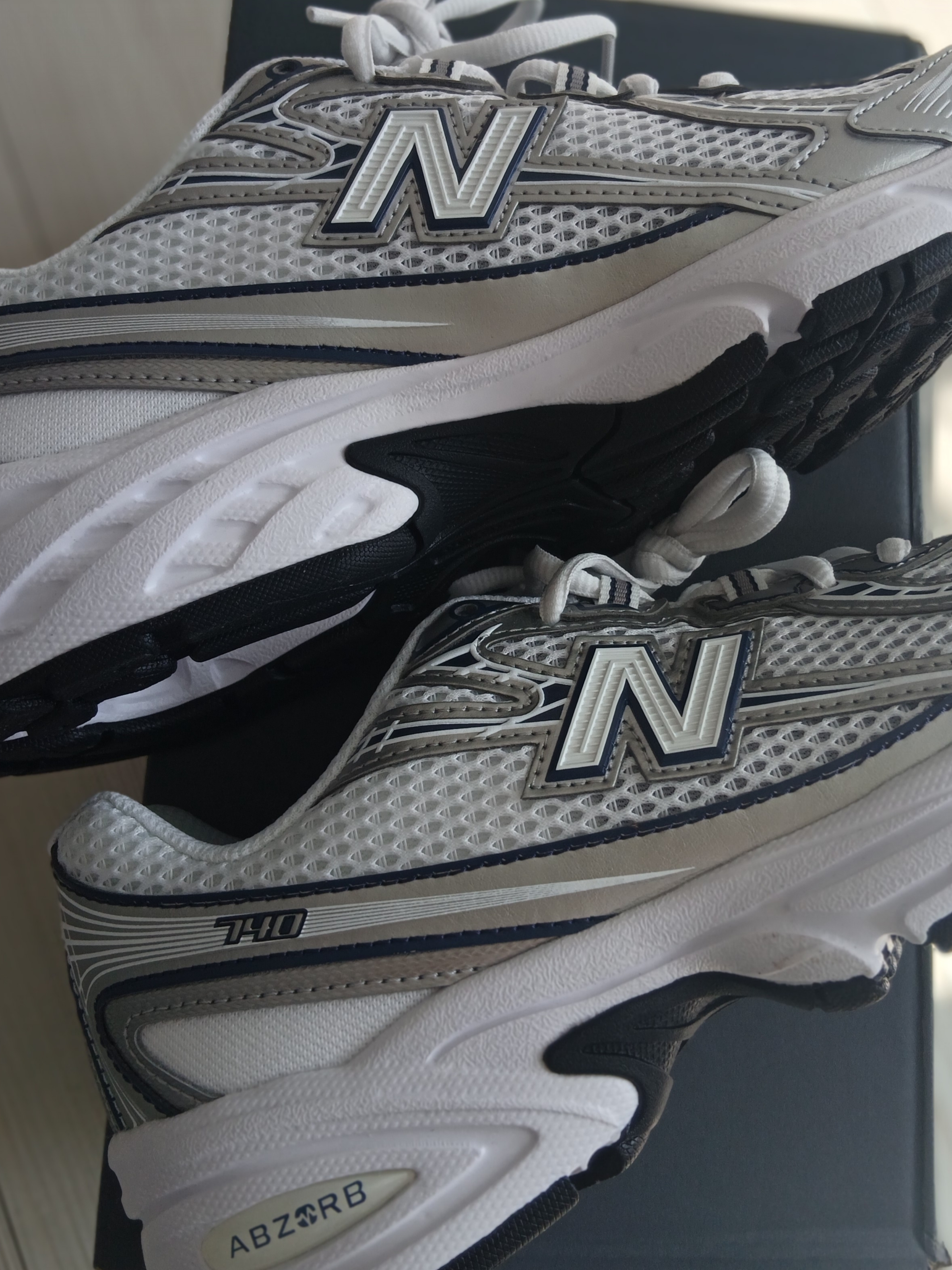 New Balance 740v2 Nb Navy White, Arc'teryx Kragg Cotton Heatmap LS T-Shirt White Light Multi 착용 스타일 - 6