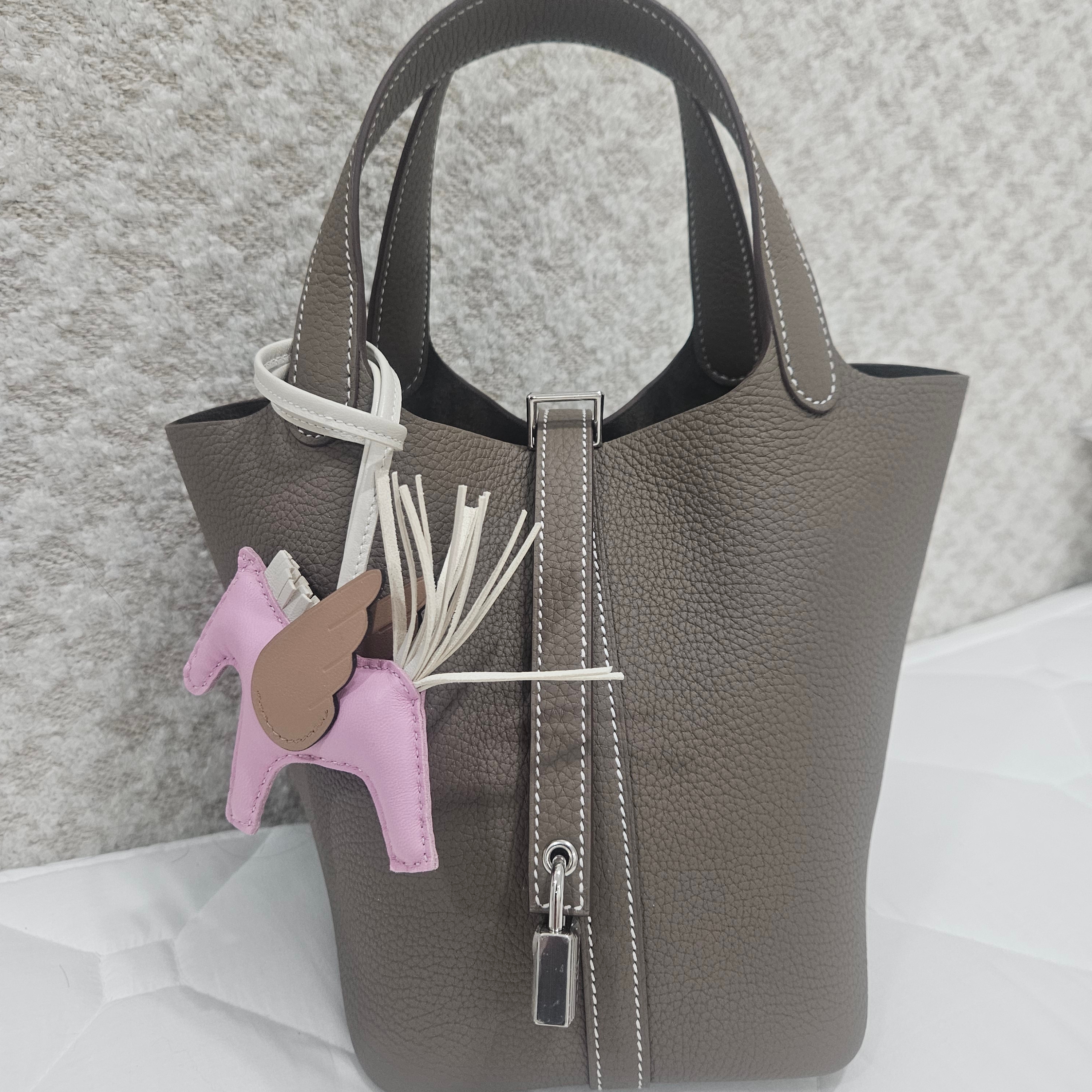 Hermes Rodeo Pegase PM Charm Milo Swift & Mauve Sylvestre Craie Chai 착용 스타일