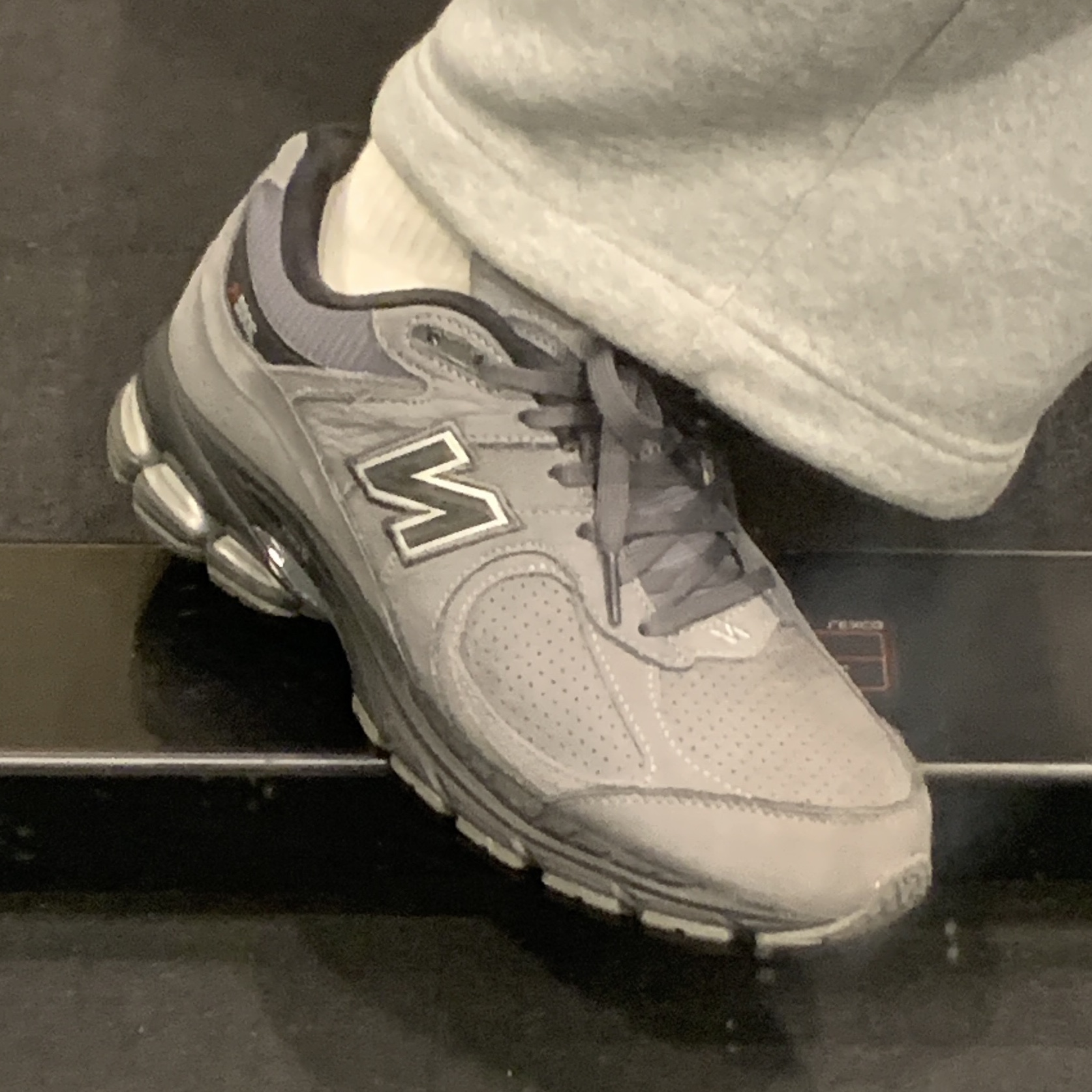 New Balance 2002R Dark Grey 착용 스타일