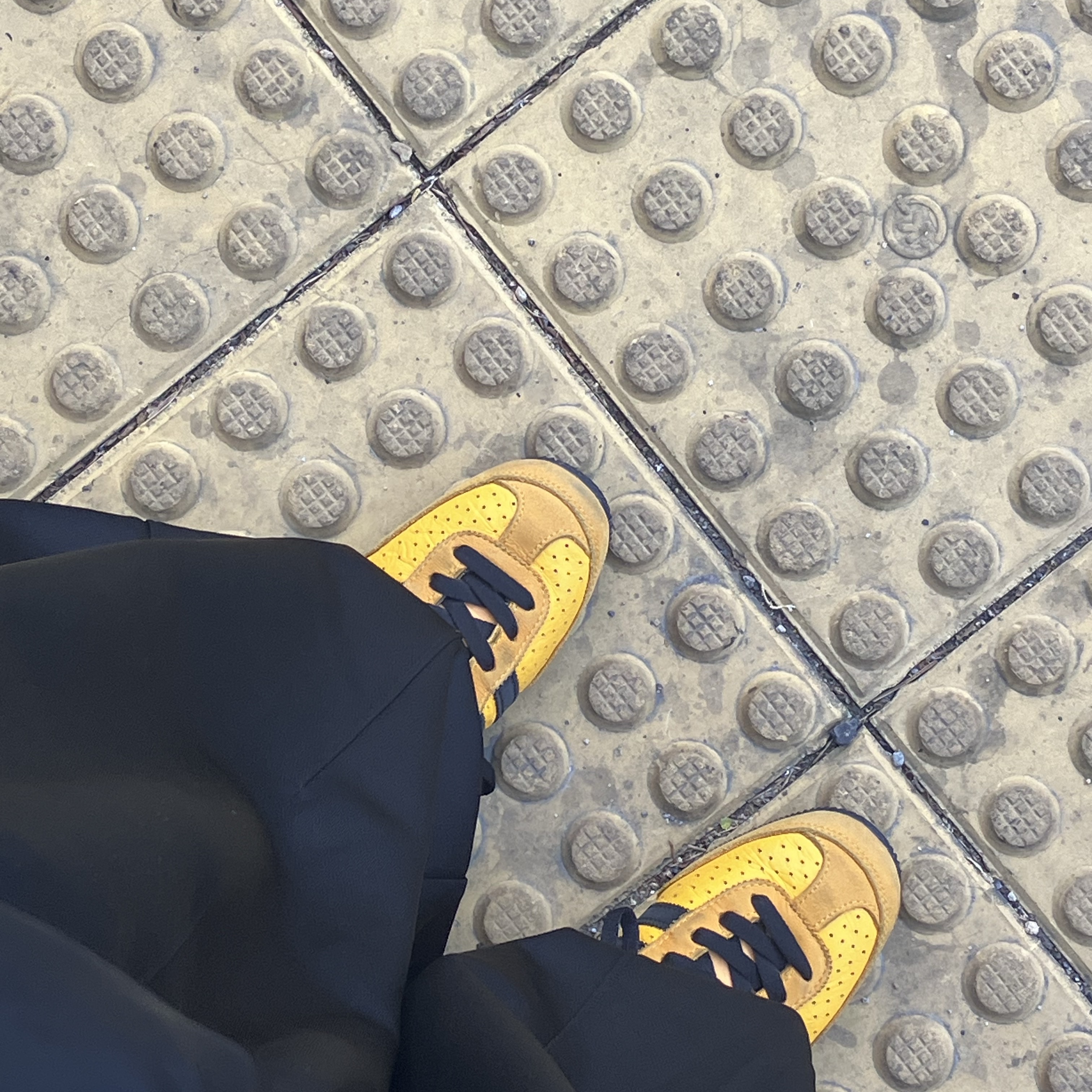 (W) Adidas Originals Japan Crew Yellow Core Black, Needles H.D. Track Pants Poly Smooth Black White 착용 스타일 - 3