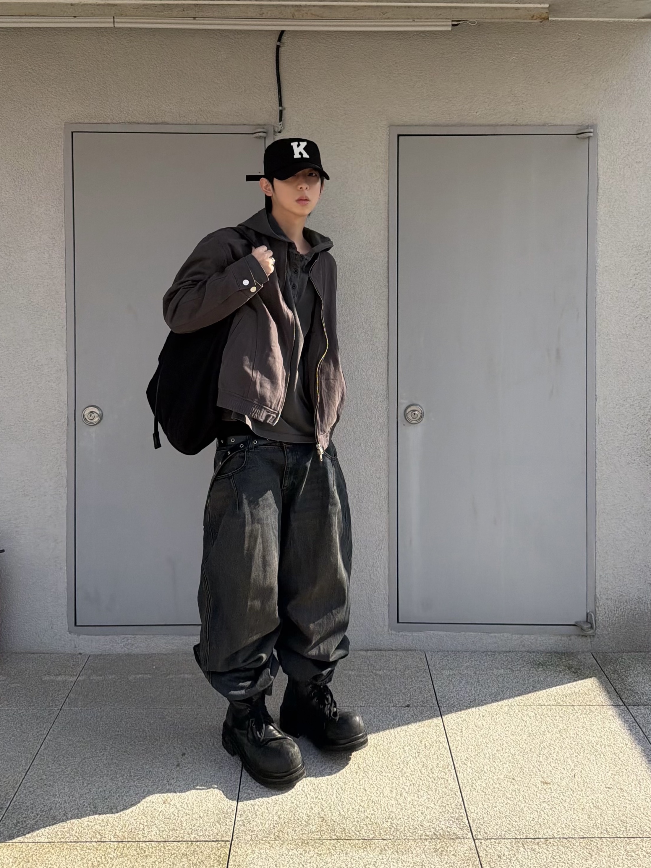 Kamien x KOIN SEOUL K Logo Ball Cap Black, Xlim Ep.7 Synopsis 01 Bag Black 착용 스타일 - 1