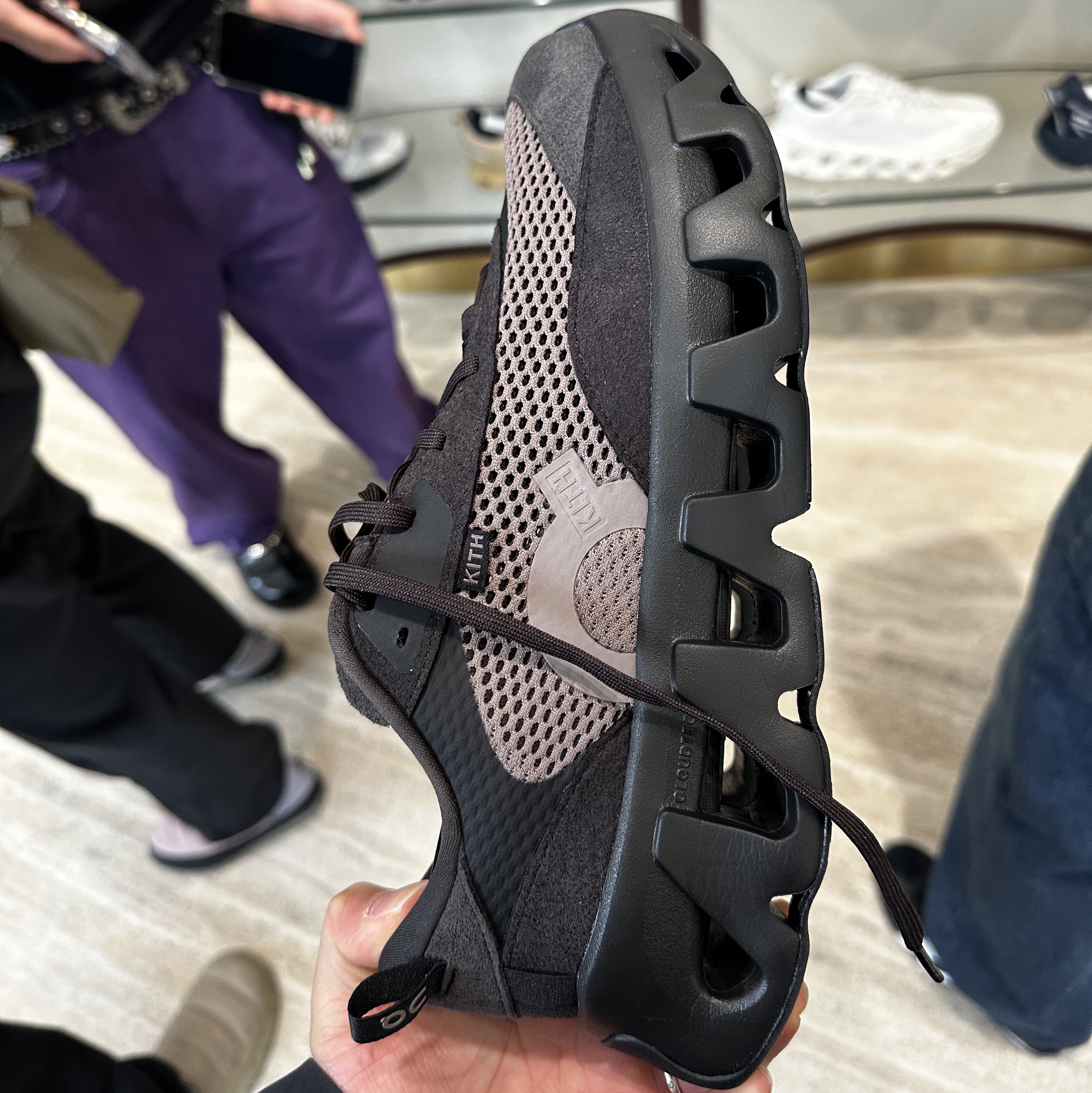 On Running x Kith K-Tech 2 Thorn Ganache 착용 스타일 - 2
