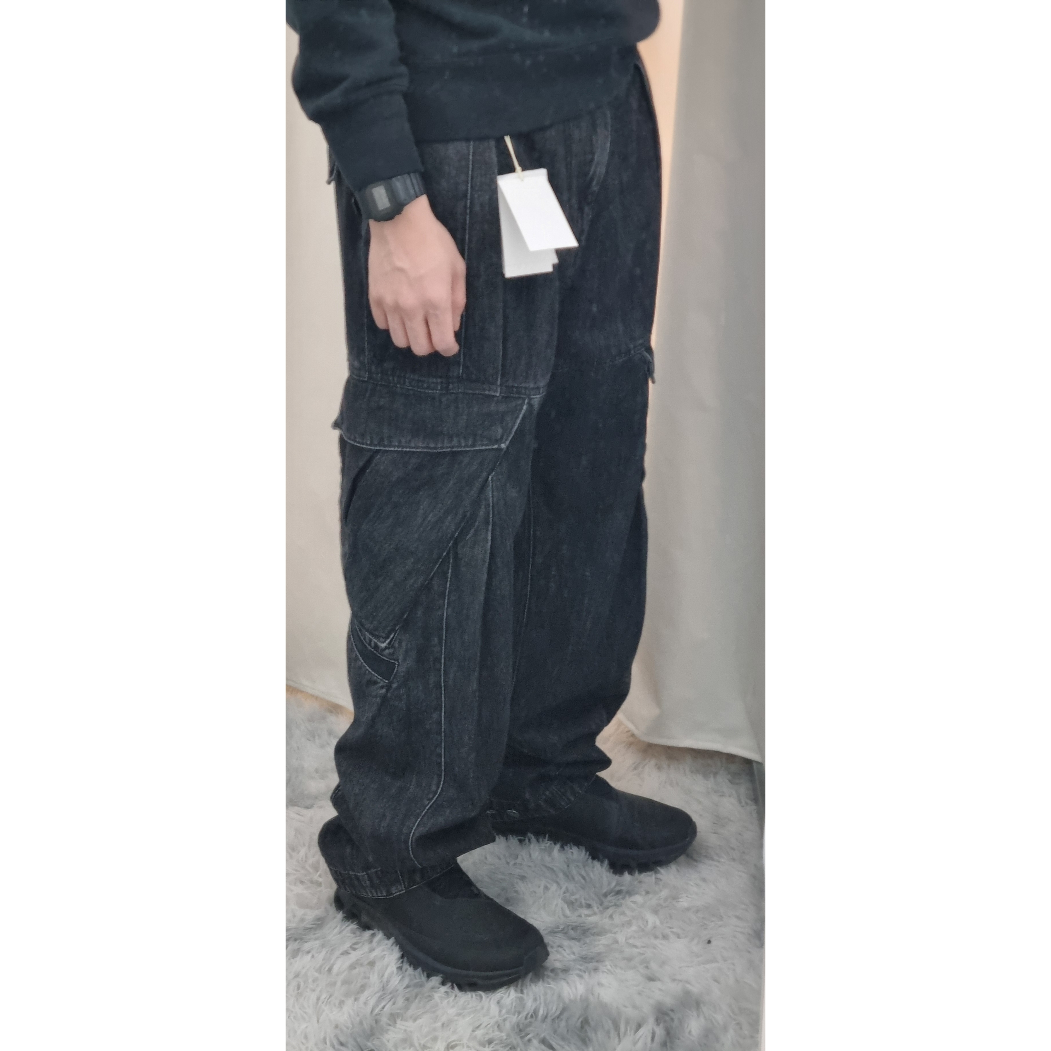 On Running x Post Archive Faction (Paf) Cloudmonster 2 Black Magnet, Casio G-Shock DW-5600UBB-1DR 착용 스타일 - 1