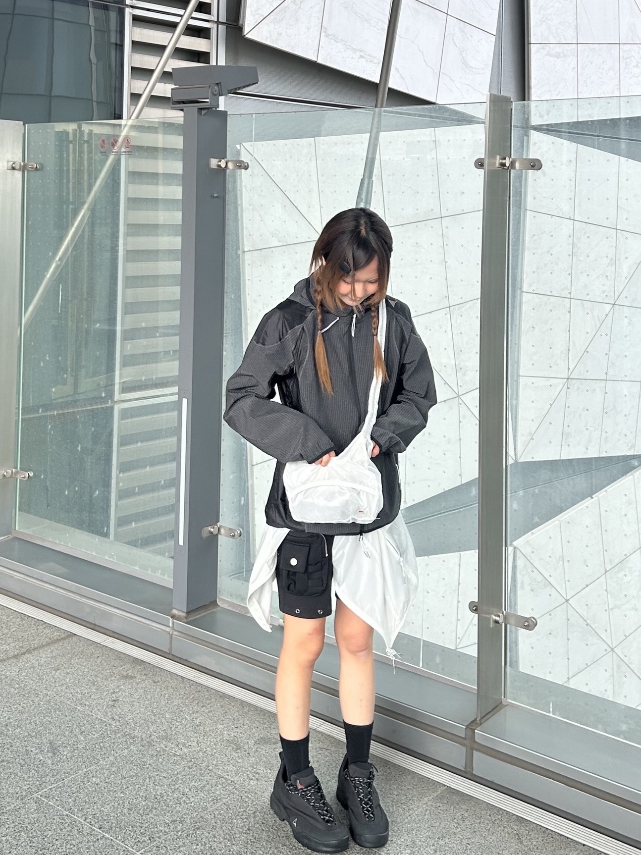 ROA Laki Small Packable Knot Bag Wispy Clouds - 26SS 착용 스타일 - 2