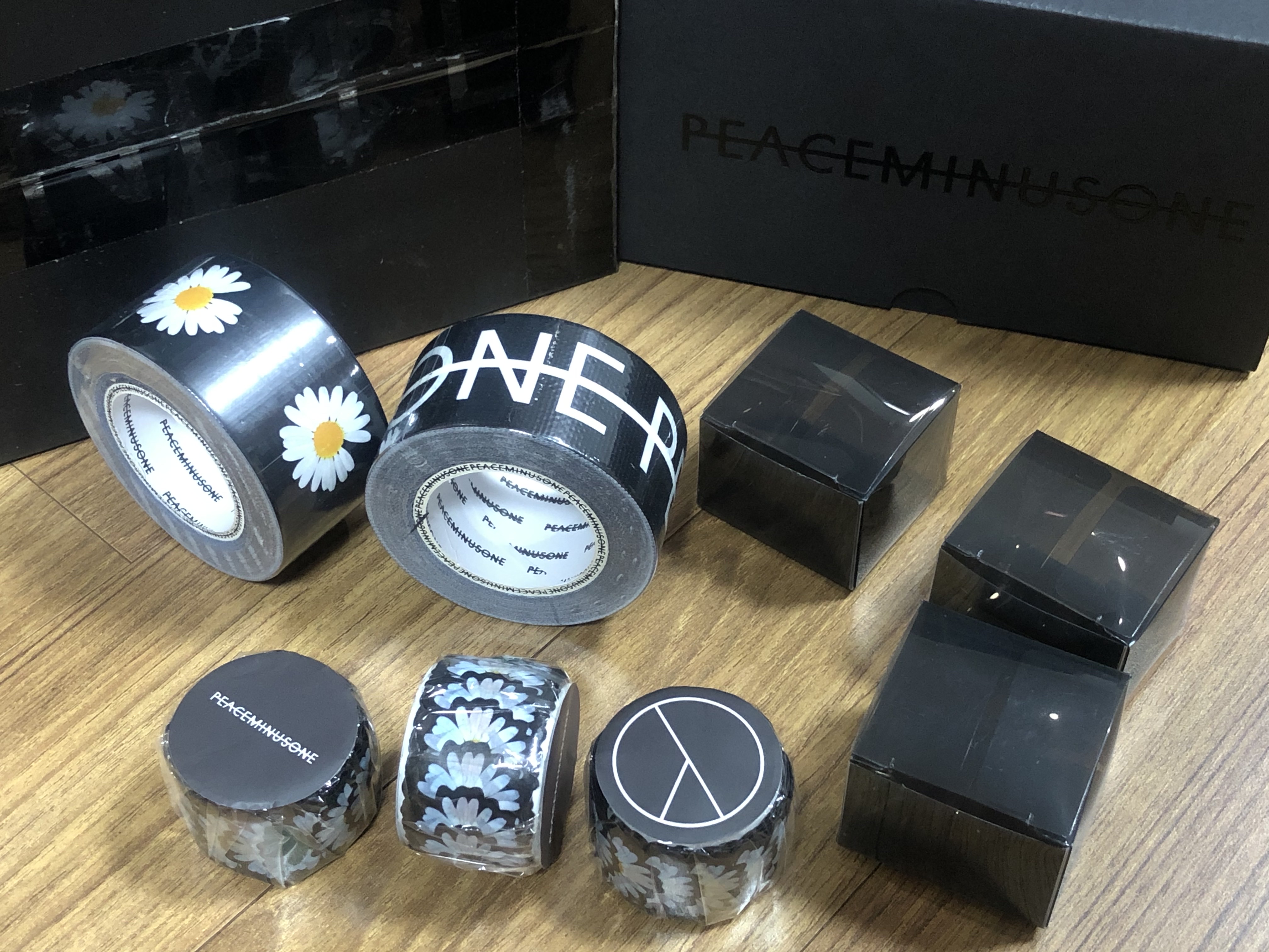 Peaceminusone Duct Tape #1 Black (Set of 2), Peaceminusone Daisy Sticker Tape #1 (Set of 3) 착용 스타일