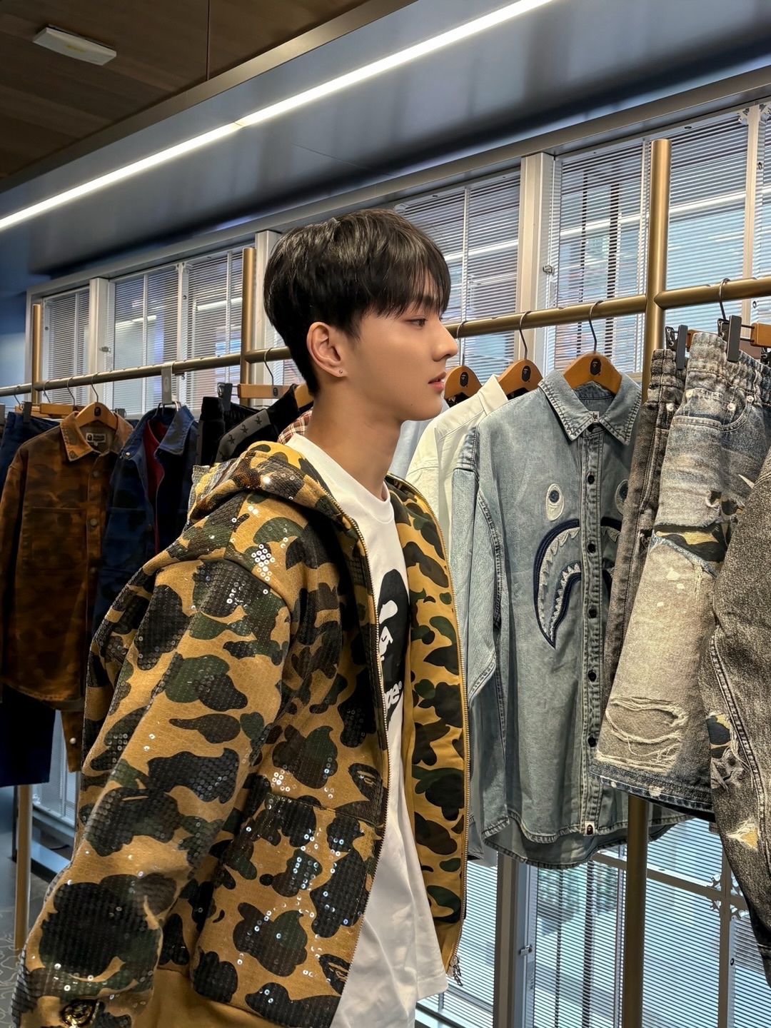 BAPE Ape Head Relaxed Fit T-Shirt White, BAPE 1st Camo Sequin Shark Relaxed Fit Full Zip Hoodie Yellow 착용 스타일 - 2