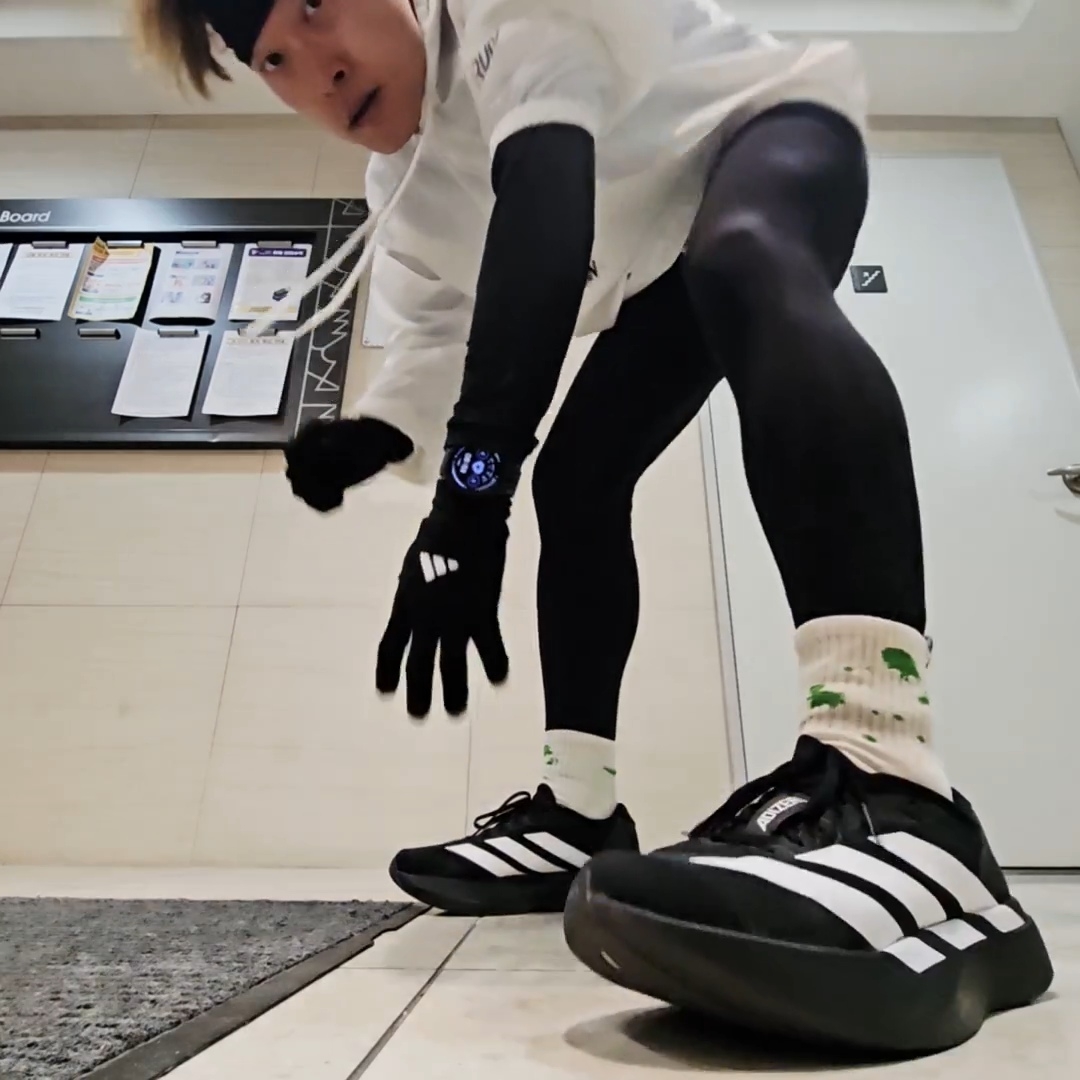 Adidas Adizero EVO SL Core Black Cloud White, Adidas Tiro League Glove Black 착용 스타일 - 2
