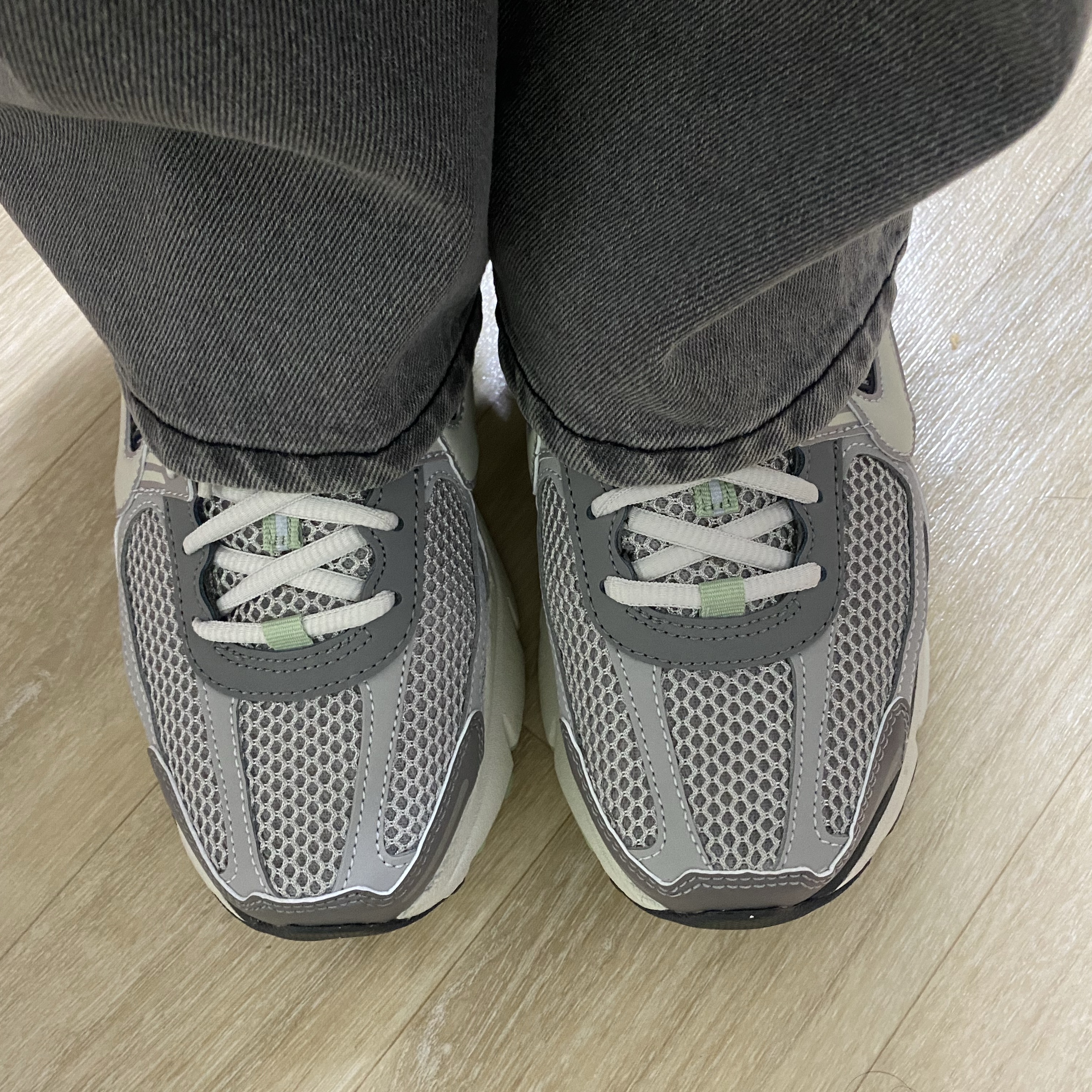 (W) Nike Zoom Vomero 5 Cobblestone and Flat Pewter 착용 스타일
