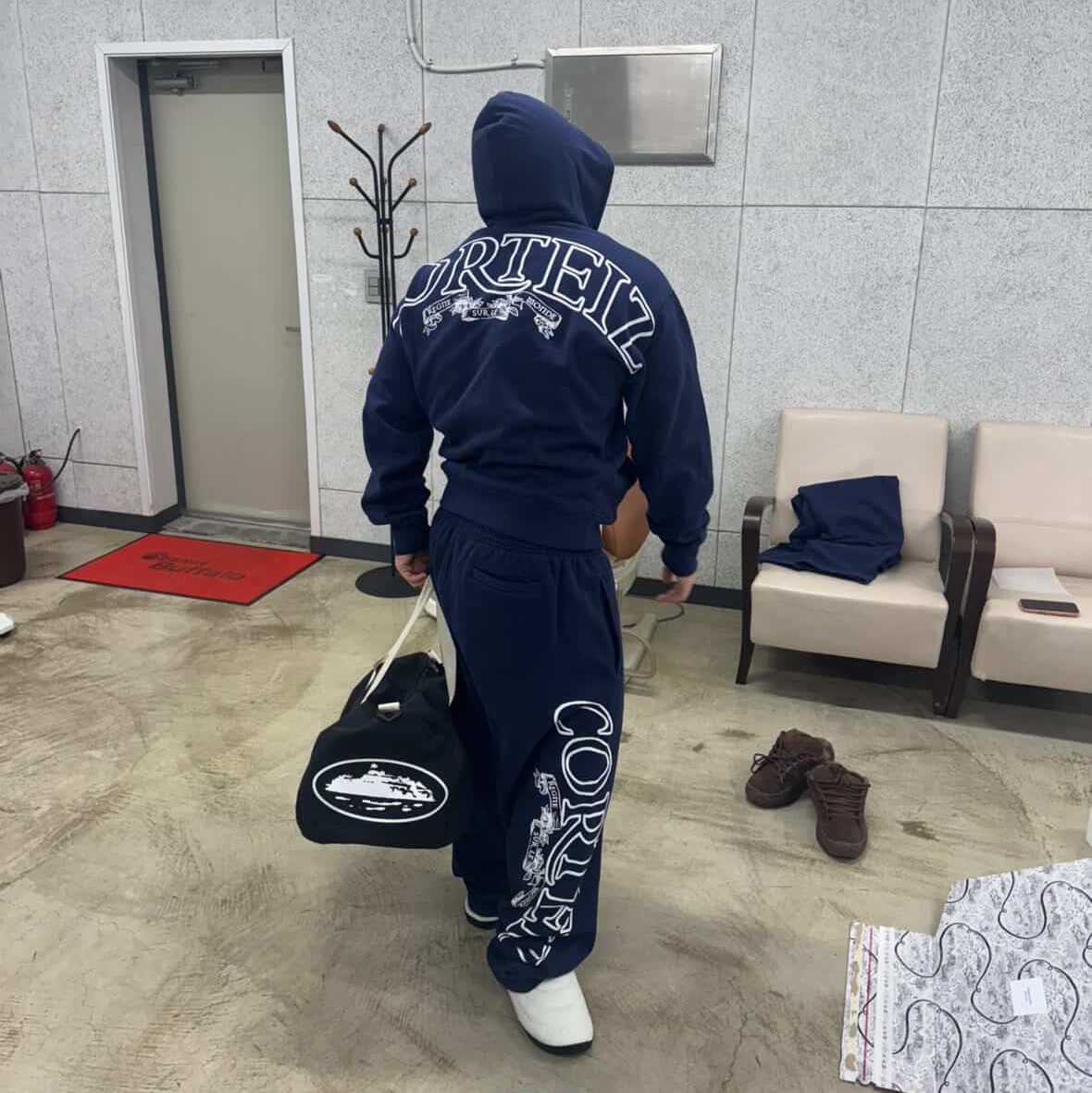 Corteiz HMP Duffle Bag Black, Corteiz Superior Royale Open Hem Pant Navy 착용 스타일 - 1