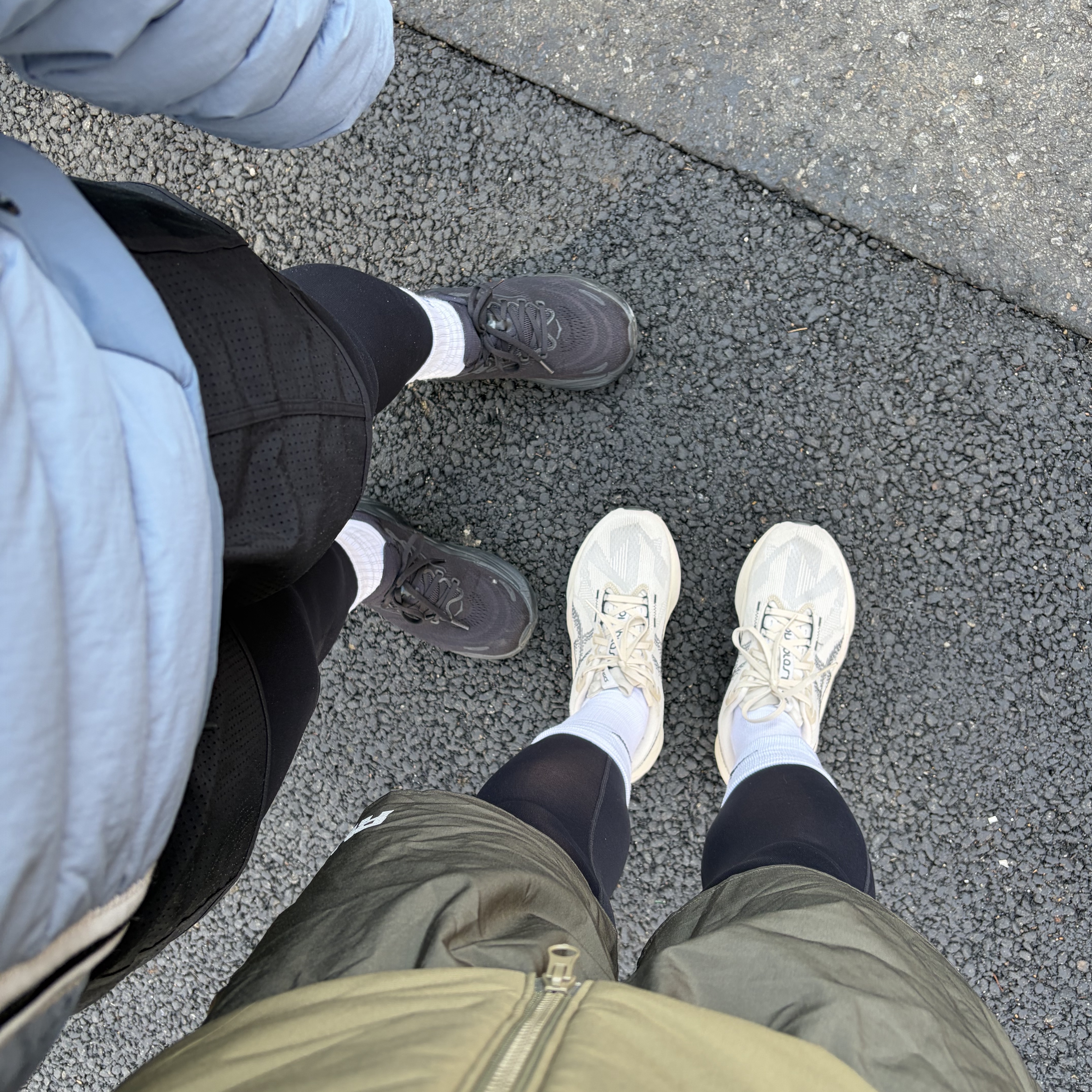 [KREAM 단독] runwhither 5inch Shorts Khaki, Asics Novablast 5 Oatmeal Black - D Standard 착용 스타일 - 1