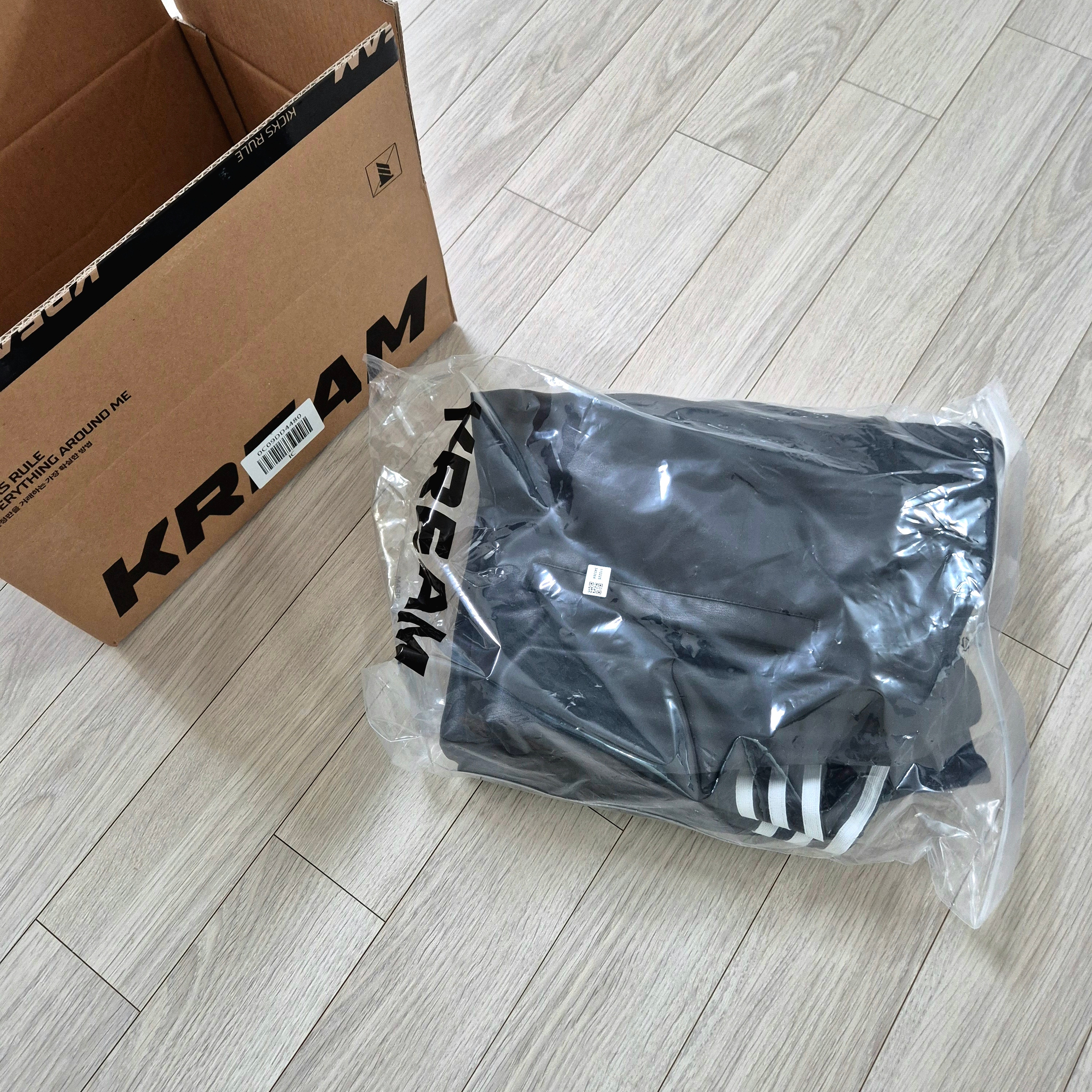 Adidas Pleather 3S Track Top Black - KR Sizing 착용 스타일 - 2