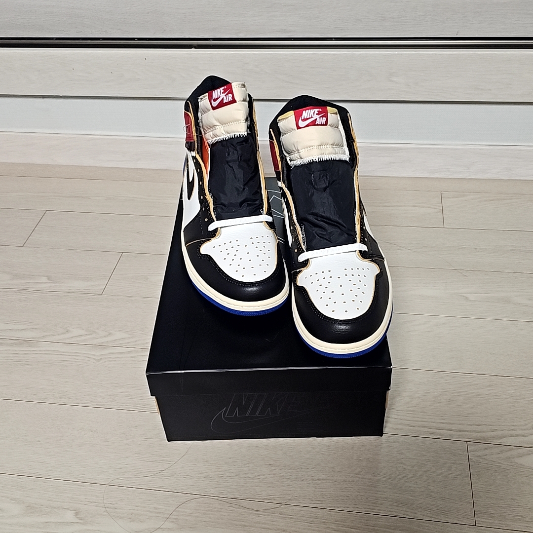 Jordan 1 x Fragment x Union LA Black and Varsity Red 착용 스타일 - 1