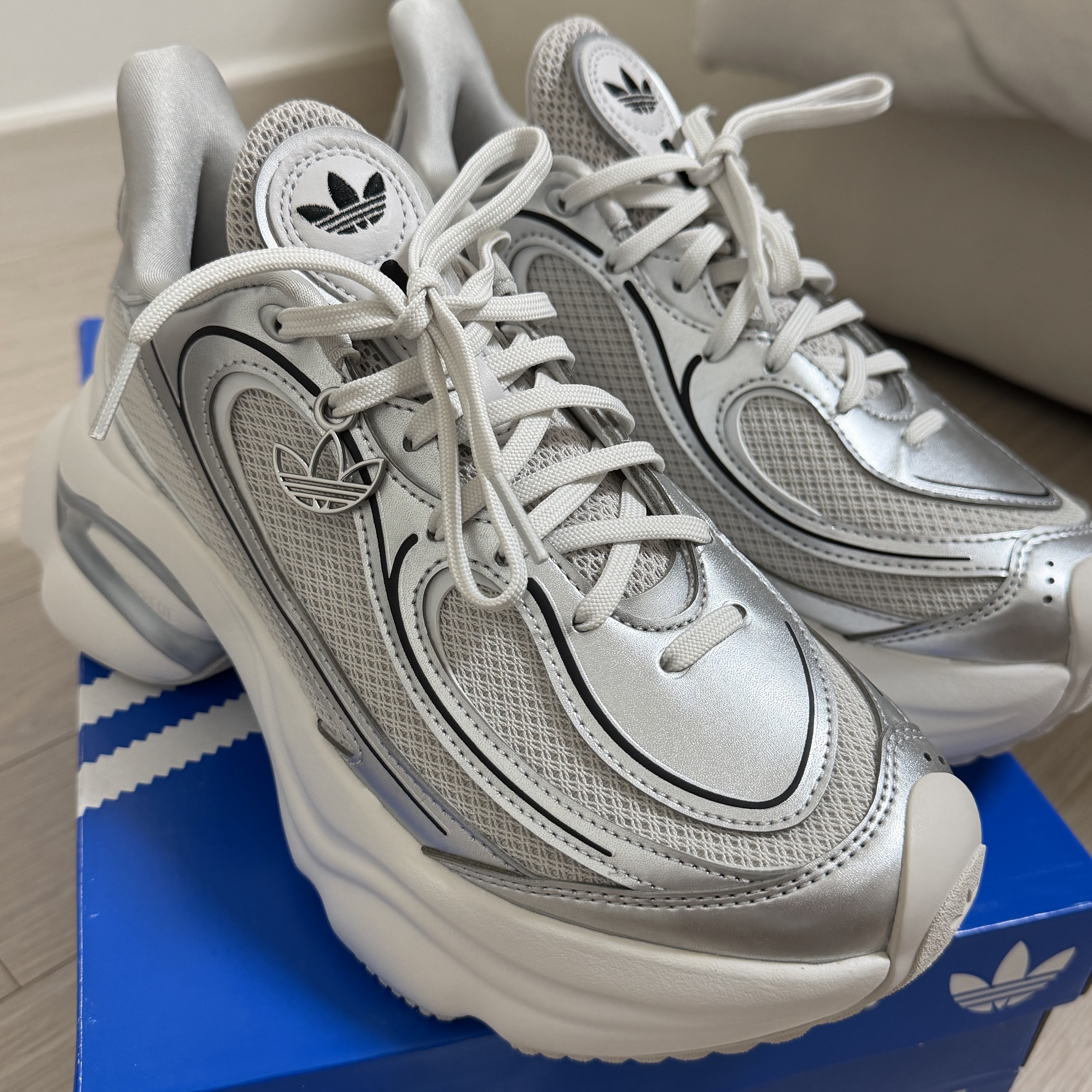 (W) Adidas Ozvenuz Silver Metallic Grey One 착용 스타일