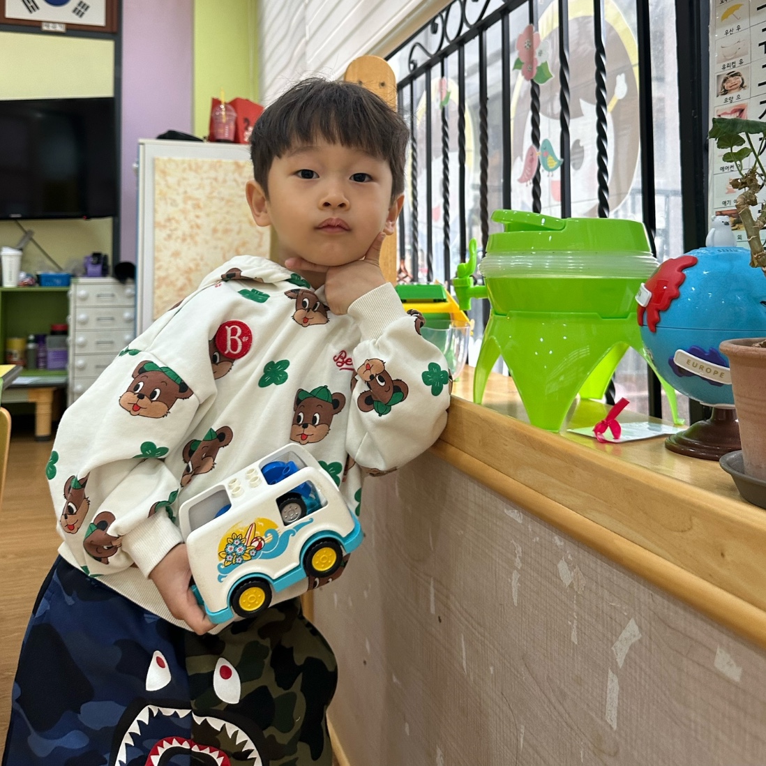 (Kids) BAPE Split Camo Shark Sweatshorts Navy Green 착용 스타일