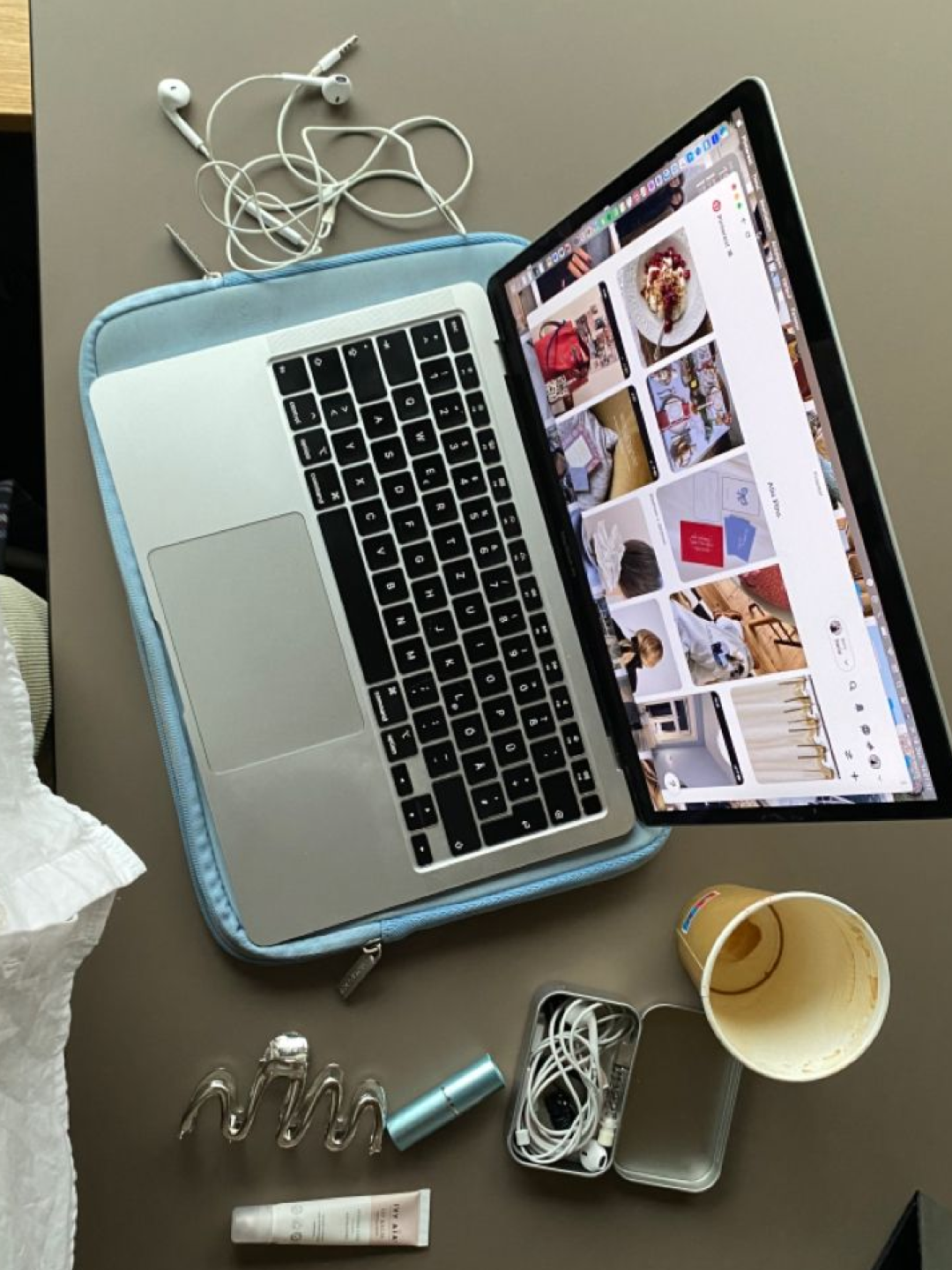 Apple 2026 MacBook Neo A18 Pro 512GB SSD / 8GB RAM Blush (Korean Ver.), Apple 2026 MacBook Neo A18 Pro 512GB SSD / 8GB RAM Silver (Korean Ver.) 착용 스타일 - 3