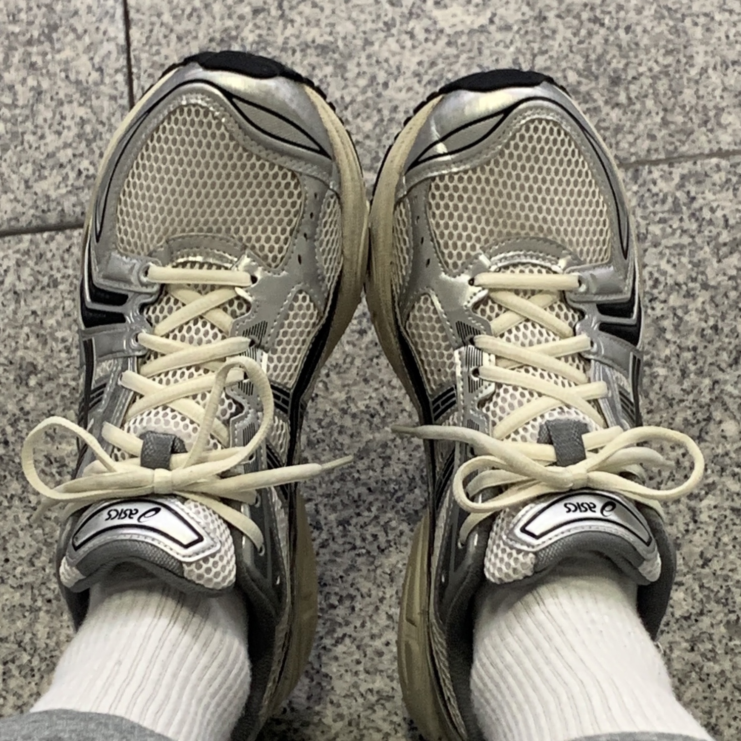 Asics x JJJJound Gel-Kayano 14 Silver Black 착용 스타일