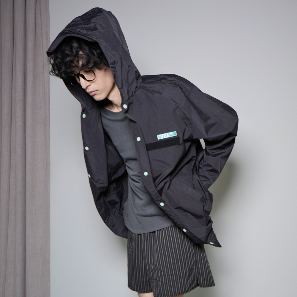 디스이즈파인 후디드 윈드브레이커 블랙(THIS IS FINE Hooded Windbreaker Black) - 2