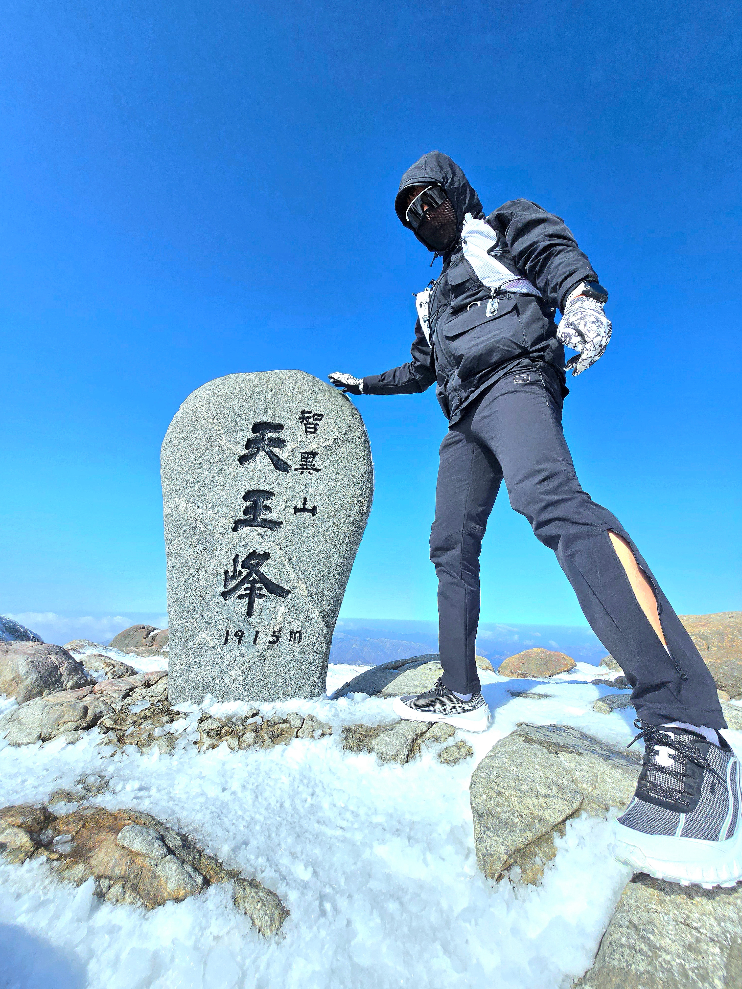 Norda 002 Summit Black 착용 스타일