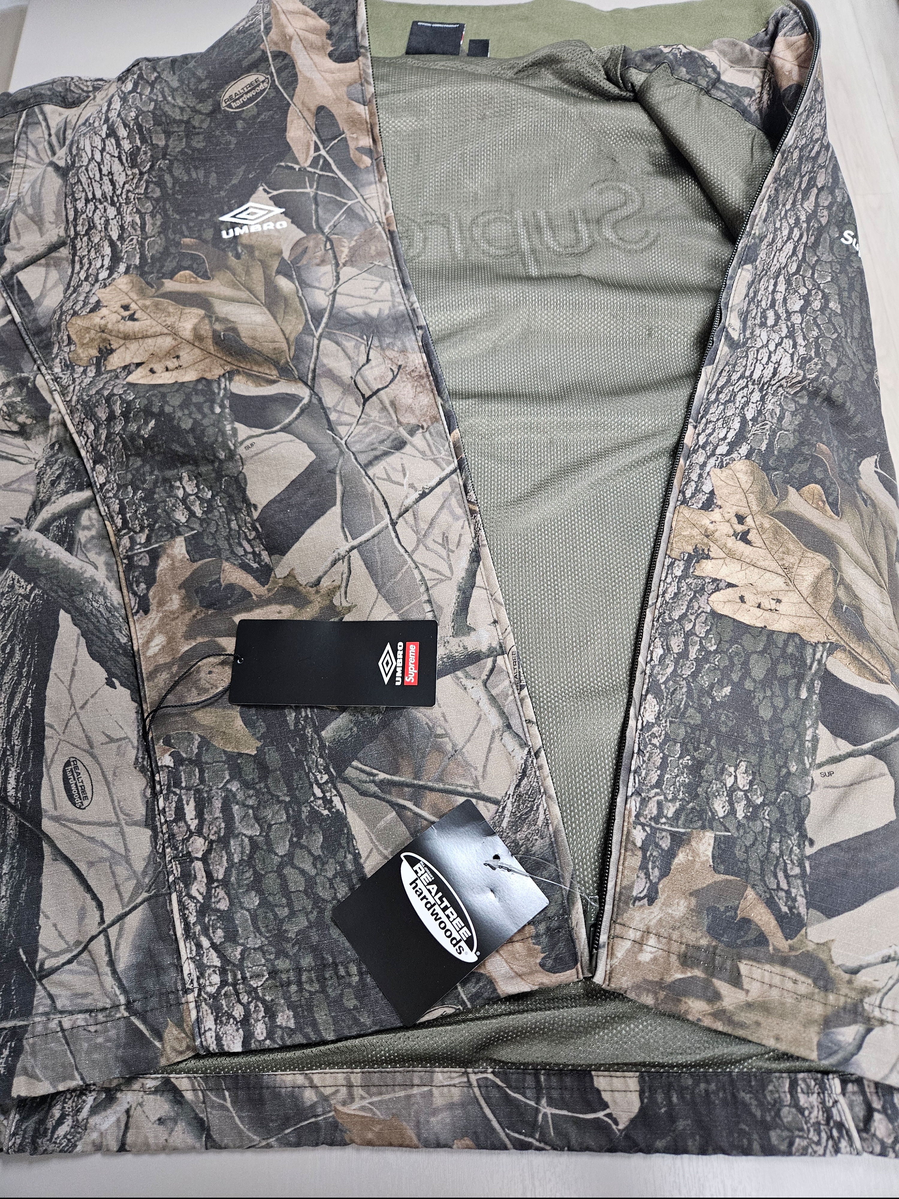 Supreme x Umbro Cotton Ripstop Track Jacket Realtree Hardwoods Camo - 26SS 착용 스타일 - 2