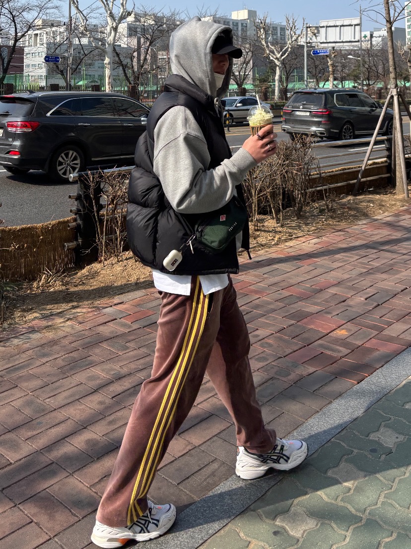 Asics Gel-1090 White Midnight, Casetify x IAB Studio Single White Logo AirPods Pro Case Clear 착용 스타일 - 1