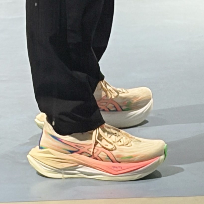 Asics Superblast 3 Seashell Sun Coral 착용 스타일