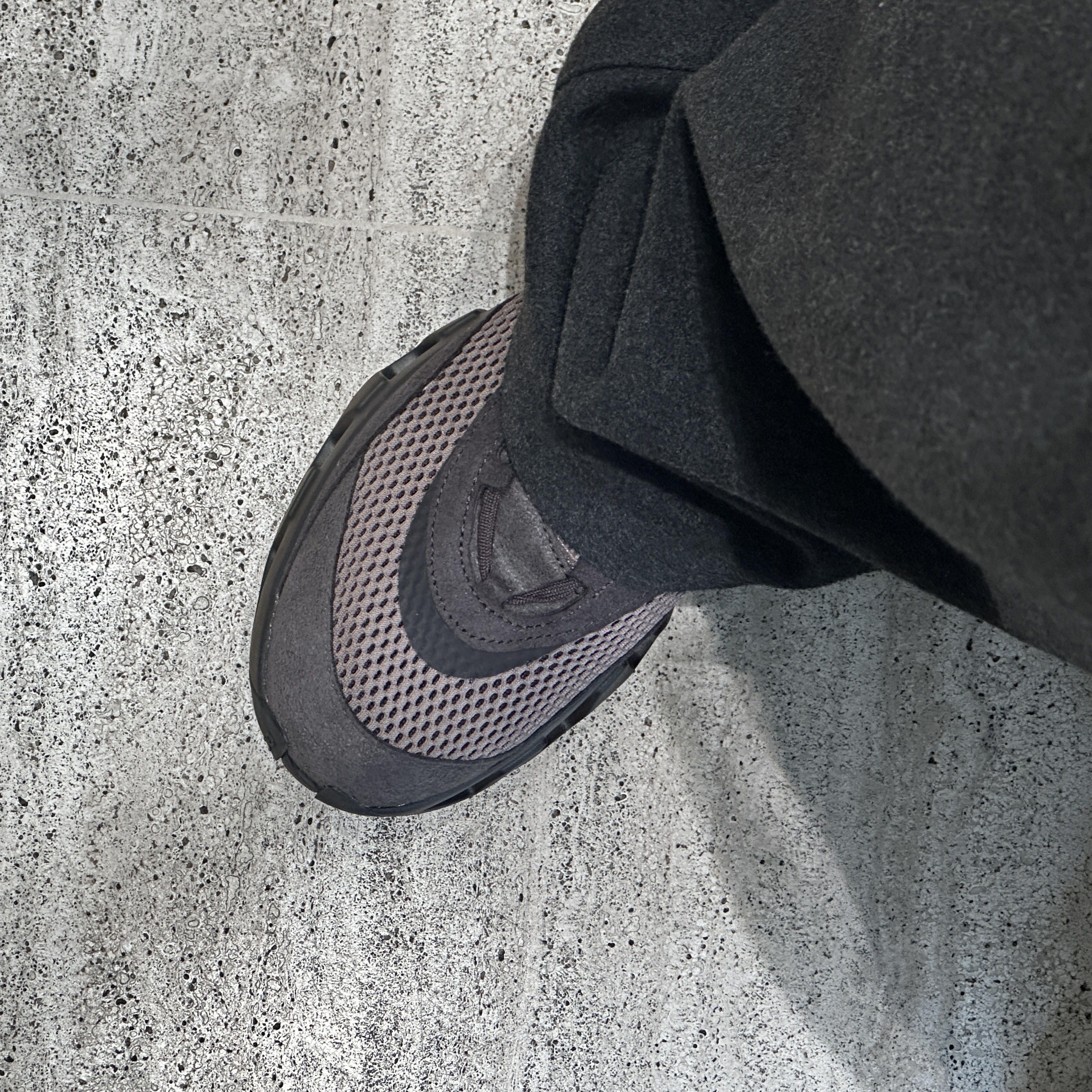 On Running x Kith K-Tech 2 Thorn Ganache 착용 스타일 - 4